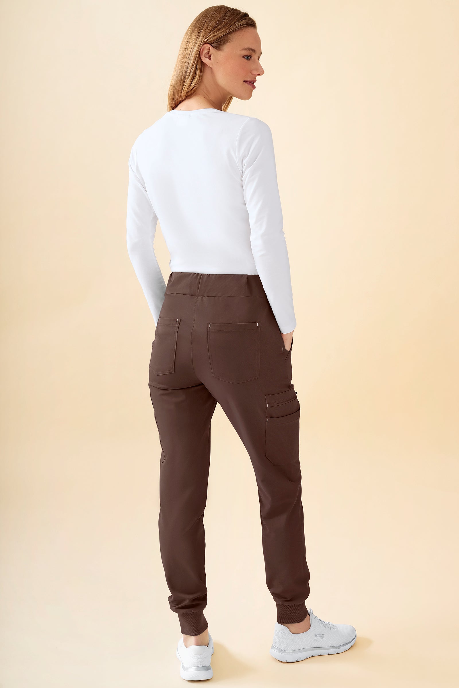 KAERE broek dames - zoom met elastische boord en beenzak coffee, Achterzijde view Het model is 177 cm lang en draagt maat S
