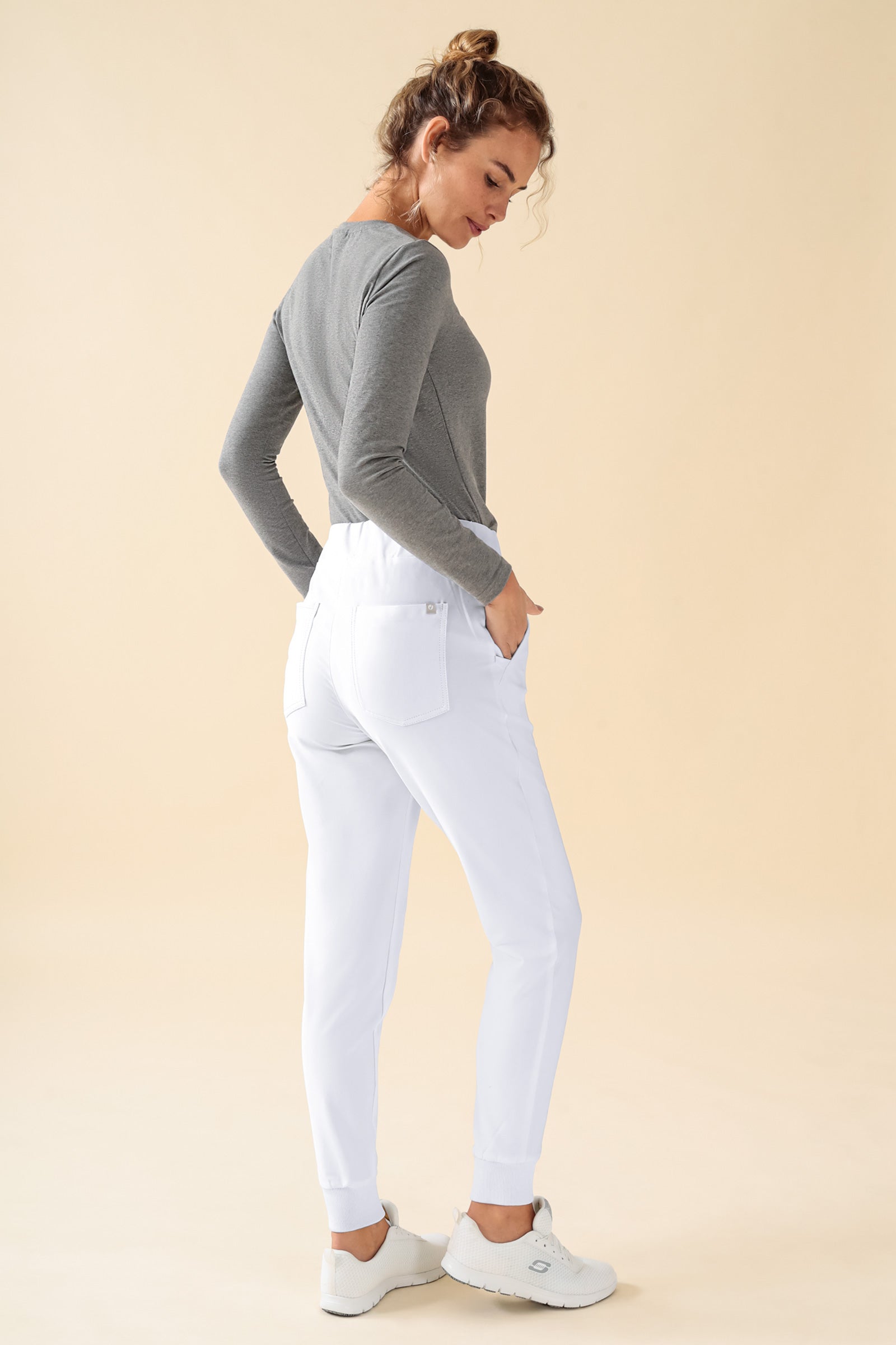 KAERE broek dames - zoom met elastische boord zonder beenzak wit, Achterzijde view Het model is 180 cm lang en draagt maat S