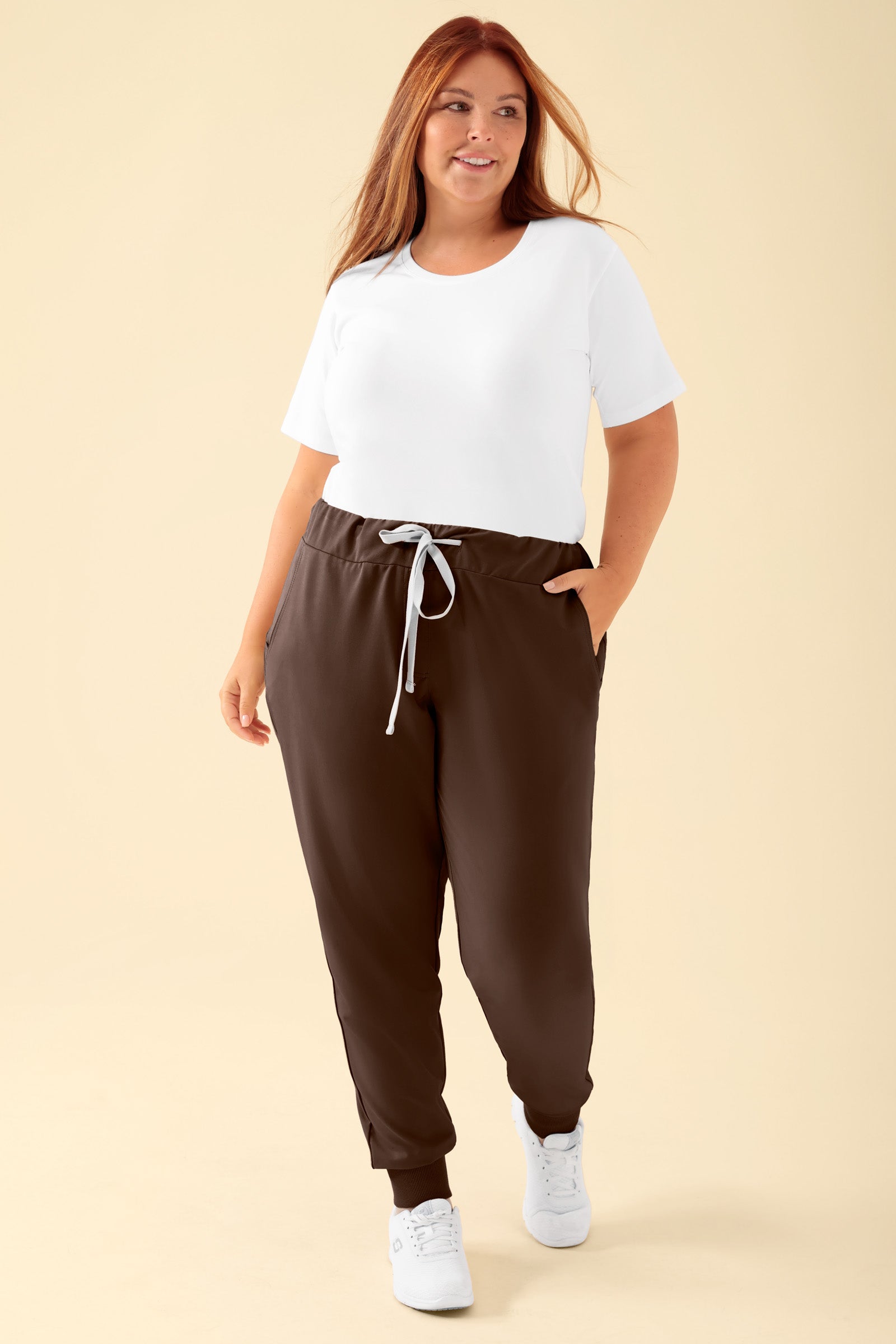KAERE broek dames - zoom met elastische boord zonder beenzak coffee, Voorzijde view Het model is 173 cm lang en draagt maat XL