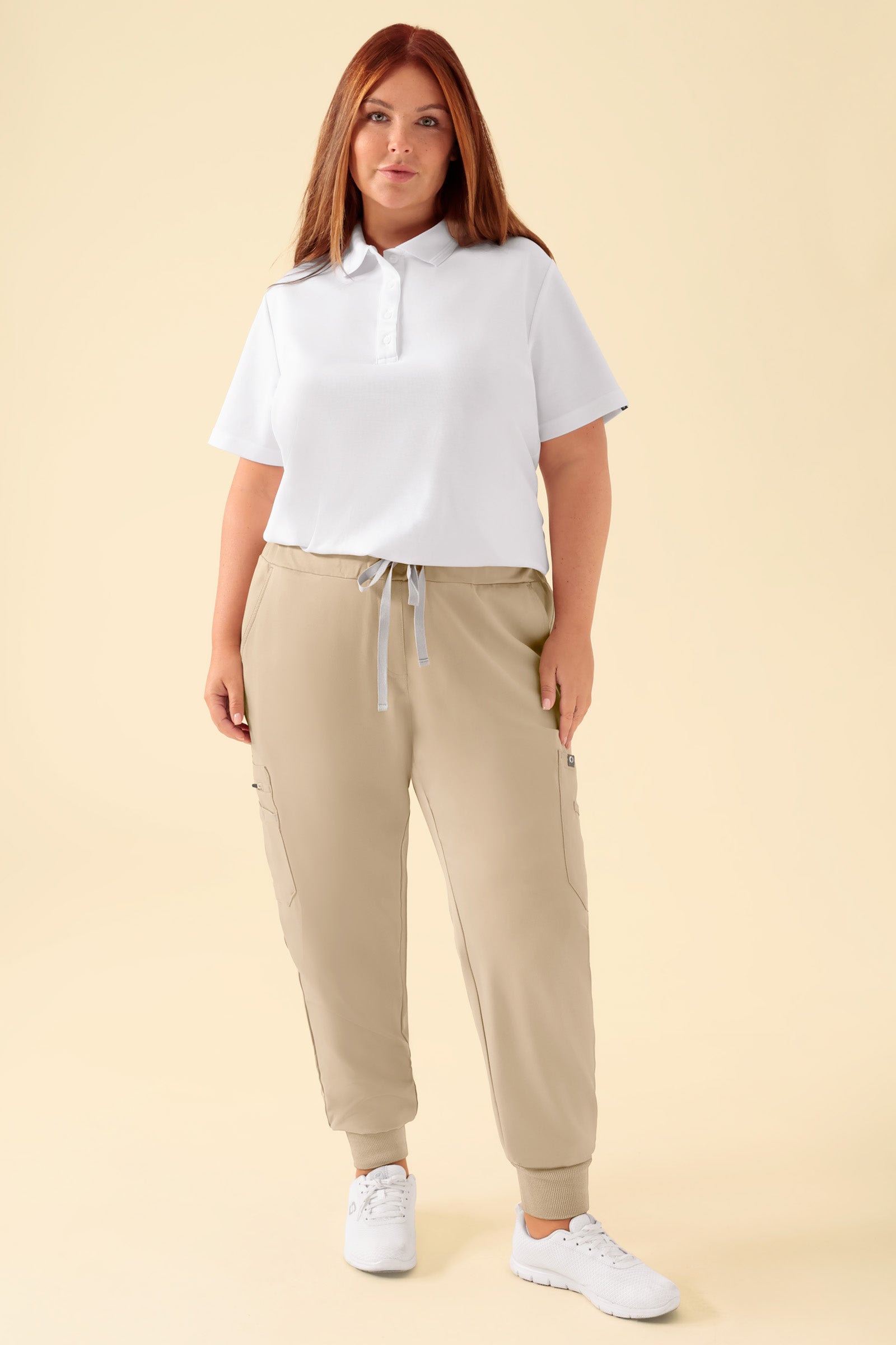 KAERE broek dames - zoom met elastische boord en beenzak zand, Voorzijde view Het model is 173 cm lang en draagt maat XL