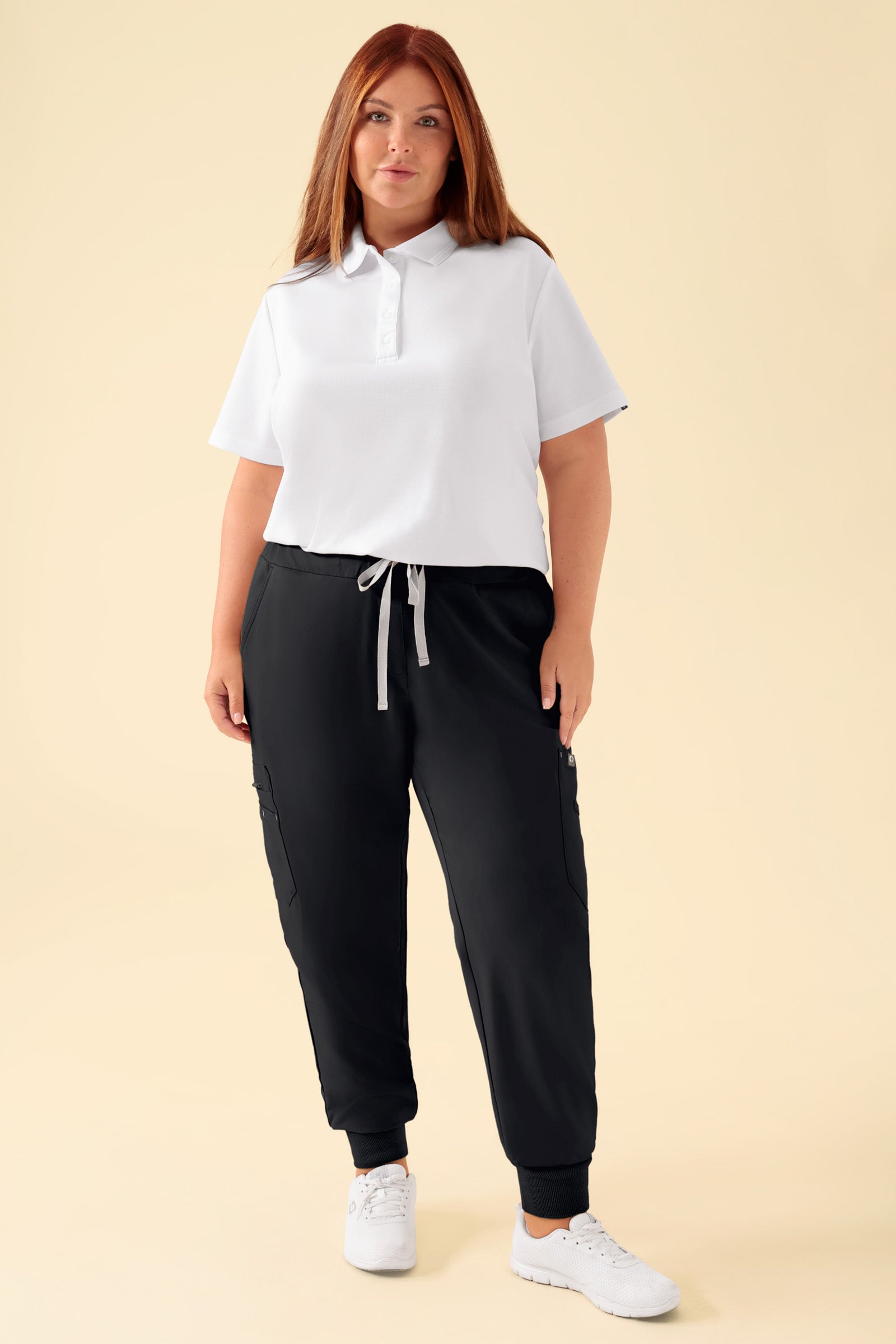 KAERE broek dames - zoom met elastische boord en beenzak zwart, Voorzijde view Het model is 173 cm lang en draagt maat XL