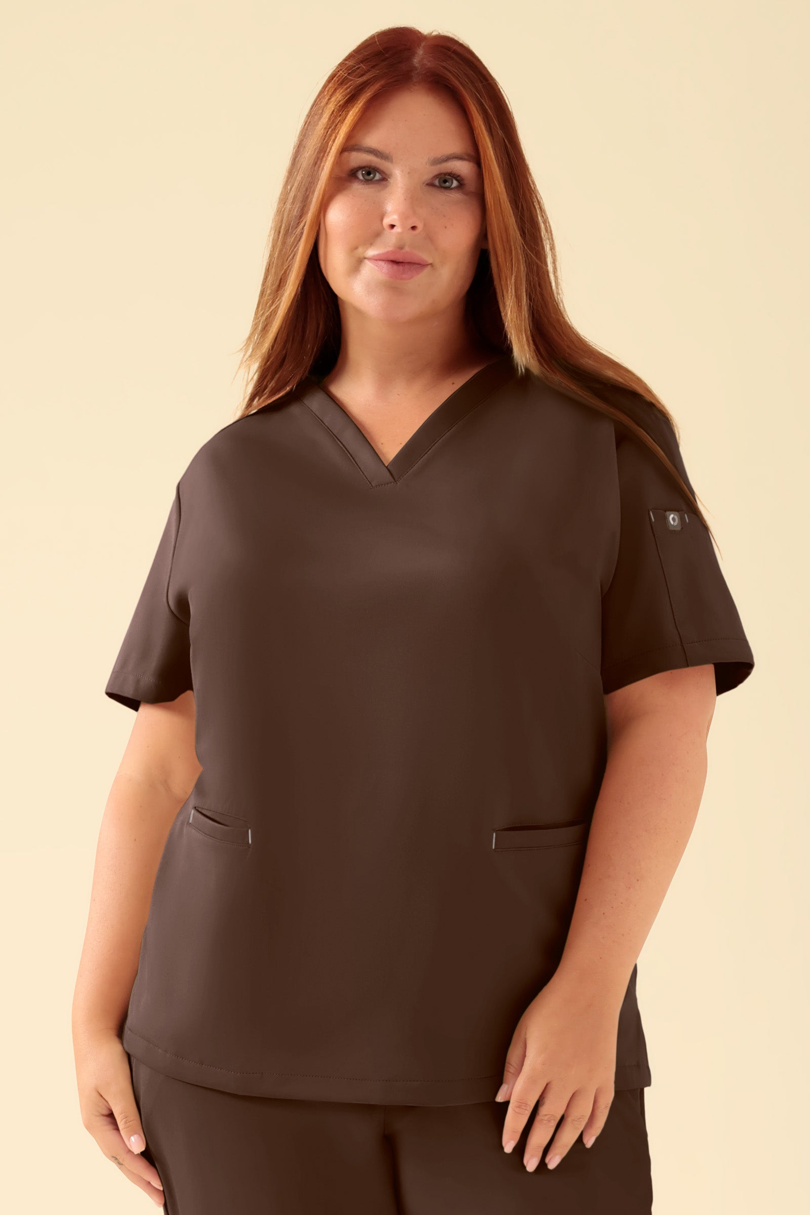 KAERE oversteektuniek dames - V-hals coffee, Voorzijde view Het model is 173 cm lang en draagt maat XL