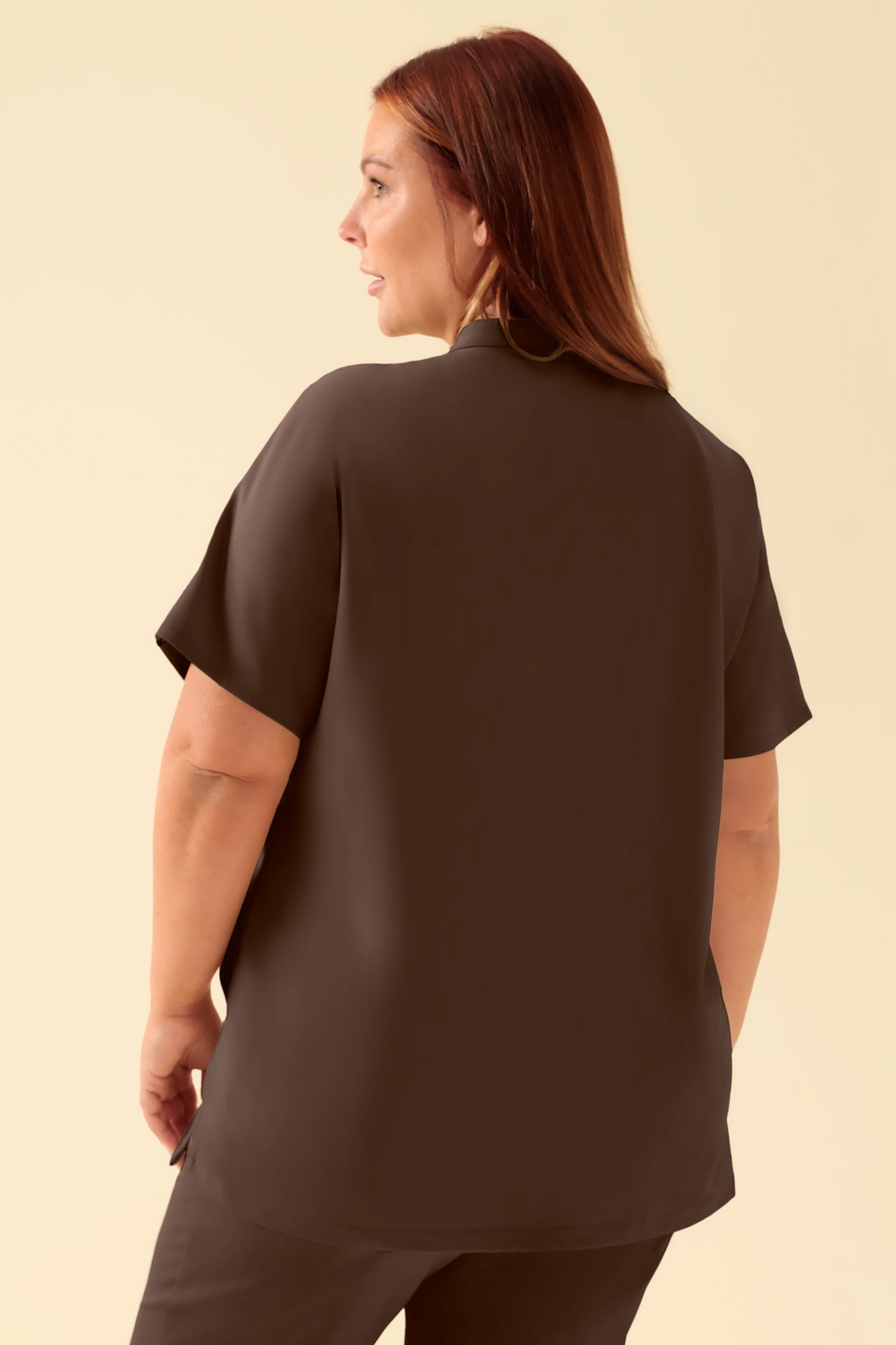 KAERE dames oversteektuniek - opstaande kraag coffee, Voorzijde view Het model is 173 cm lang en draagt maat XL