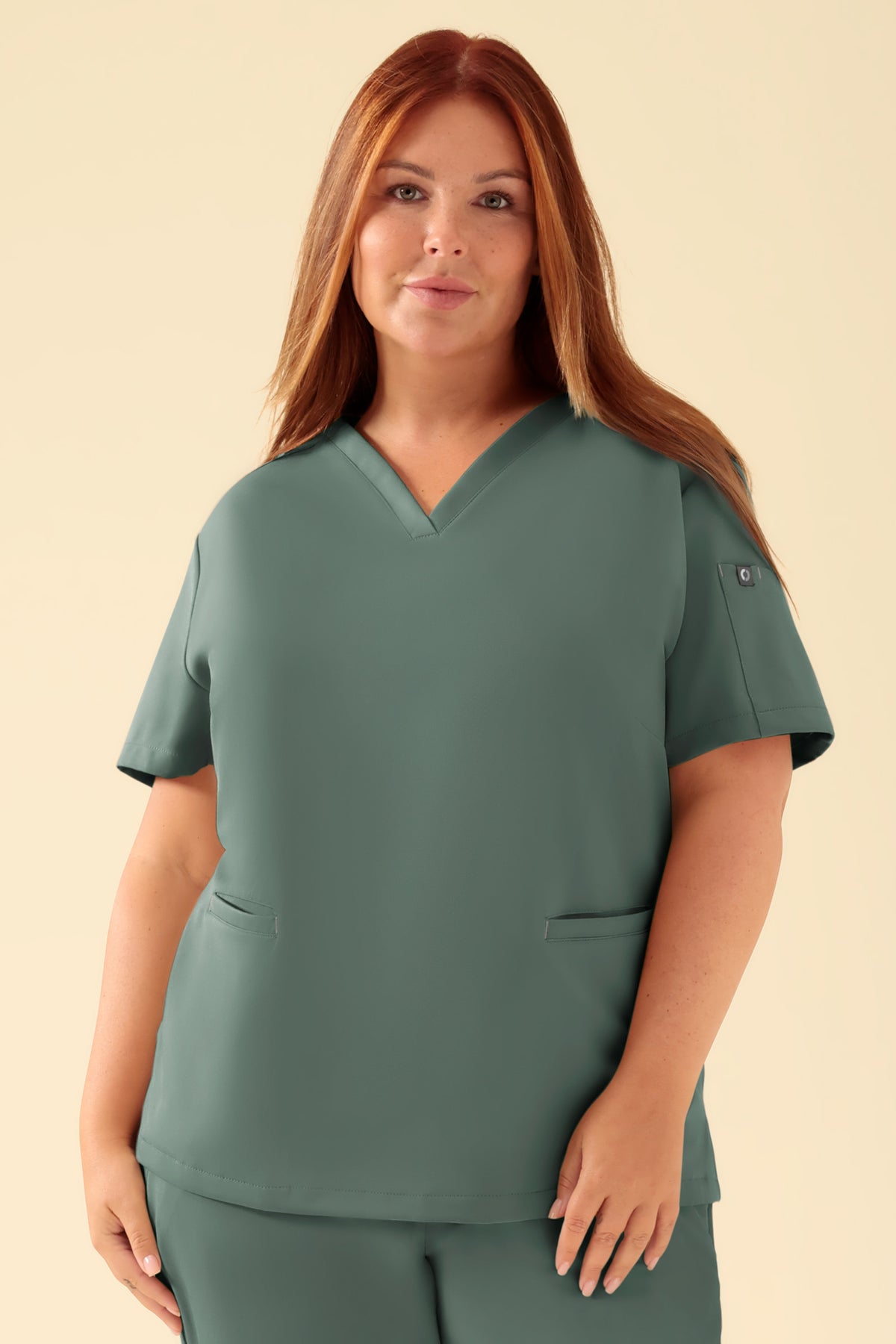 KAERE oversteektuniek dames - V-hals donkergroen, Voorzijde view Het model is 173 cm lang en draagt maat XL