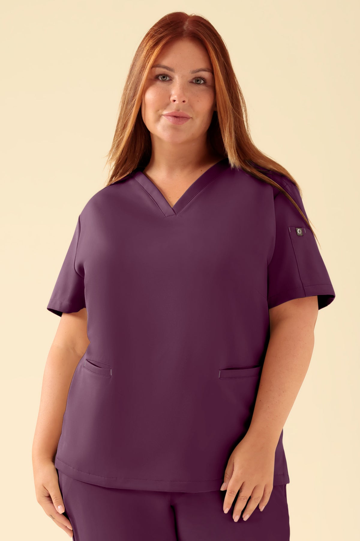 KAERE oversteektuniek dames - V-hals pruimen, Voorzijde view Het model is 173 cm lang en draagt maat XL