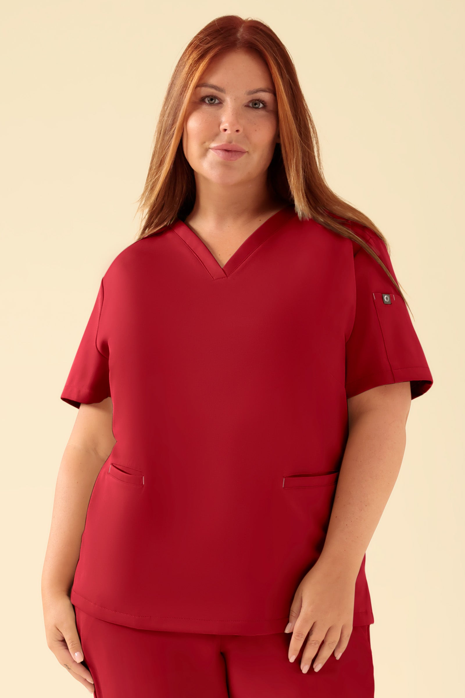 KAERE oversteektuniek dames - V-hals rood, Voorzijde view Het model is 173 cm lang en draagt maat XL