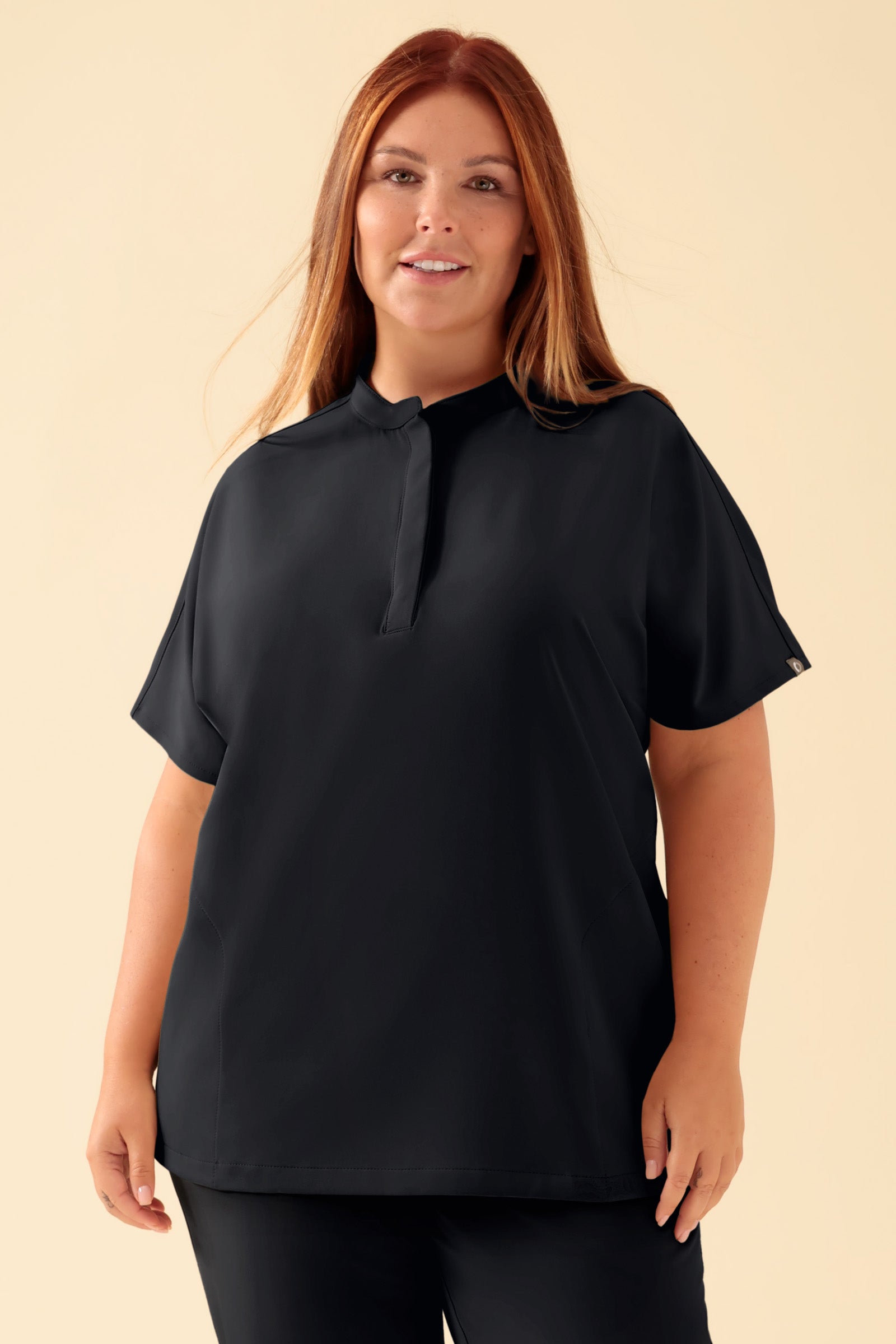 KAERE dames oversteektuniek - opstaande kraag zwart, Voorzijde view Het model is 173 cm lang en draagt maat XL
