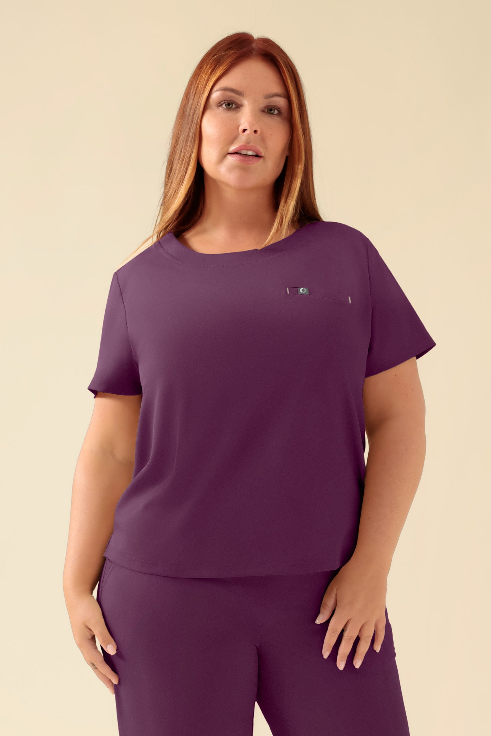 KAERE shirt dames - ronde hals pruimen, Voorzijde view Het model is 173 cm lang en draagt maat XL