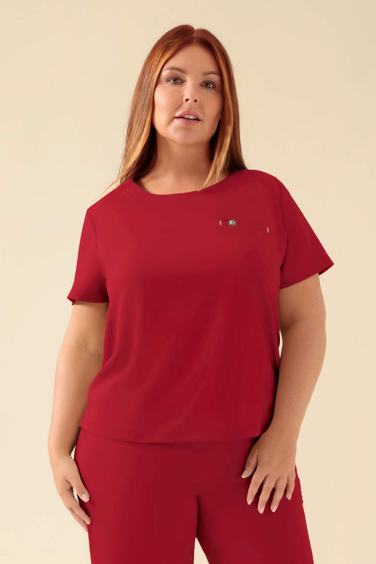 KAERE shirt dames - ronde hals rood, Voorzijde view Het model is 173 cm lang en draagt maat XL