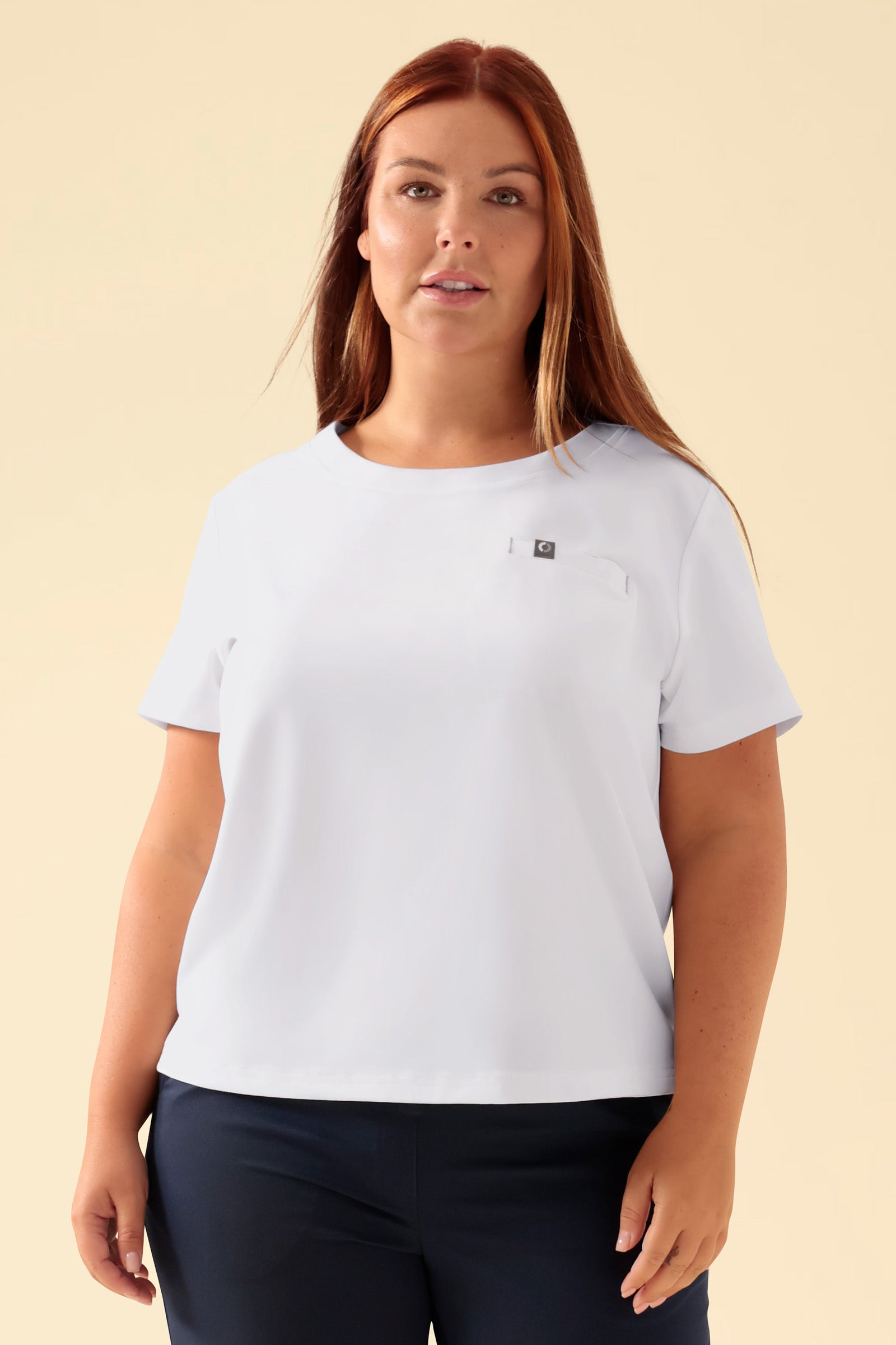 KAERE shirt dames - ronde hals wit, Voorzijde view Het model is 173 cm lang en draagt maat XL