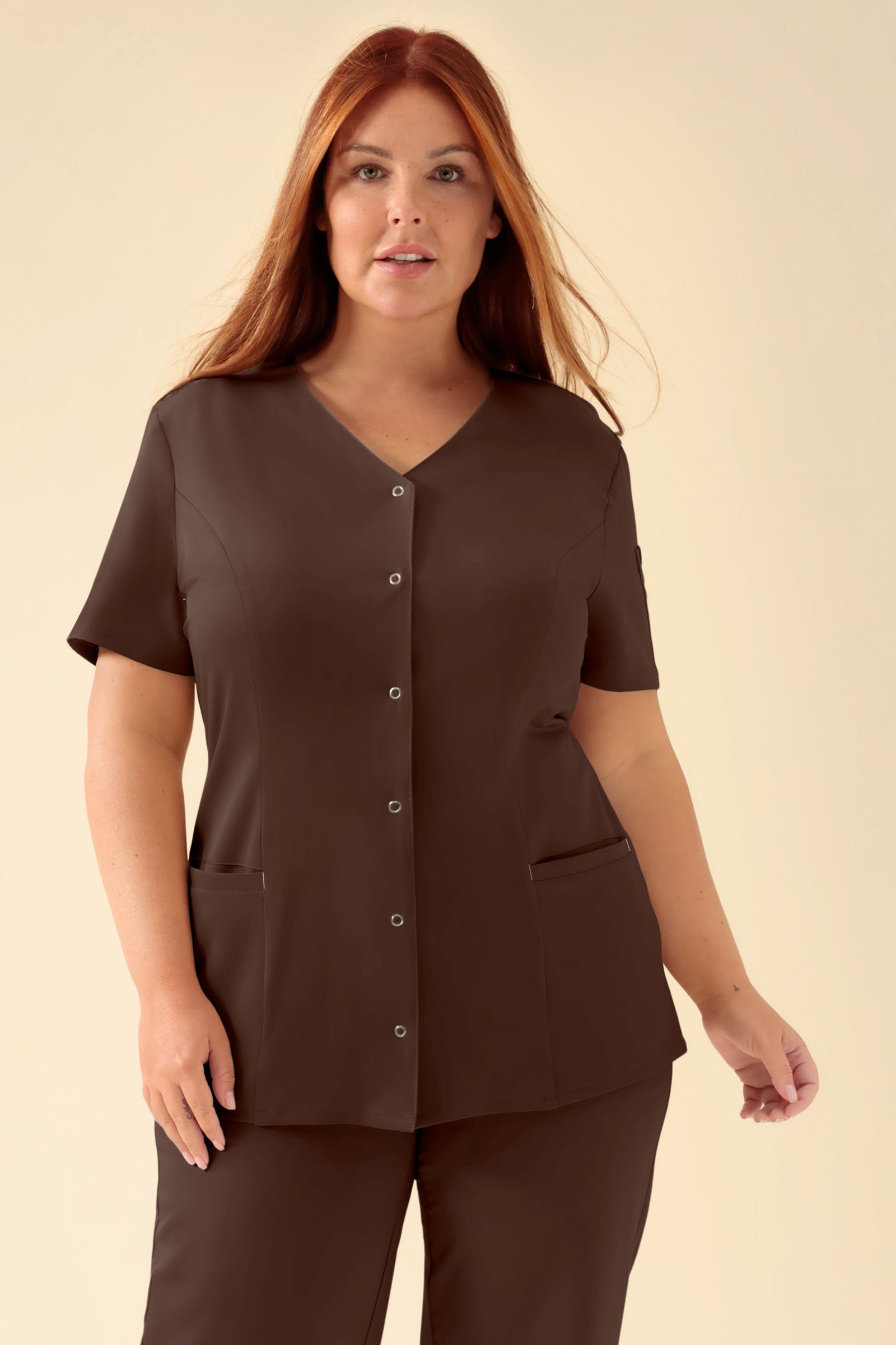 KAERE tuniek dames - drukknoopsluiting coffee, Voorzijde view Het model is 173 cm lang en draagt maat XL