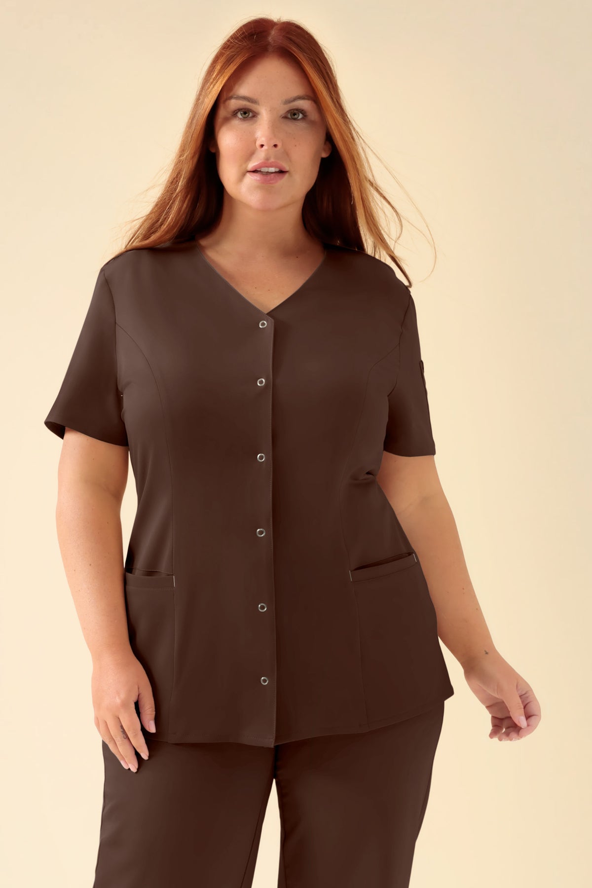 KAERE tuniek dames - drukknoopsluiting coffee, Voorzijde view Het model is 173 cm lang en draagt maat XL