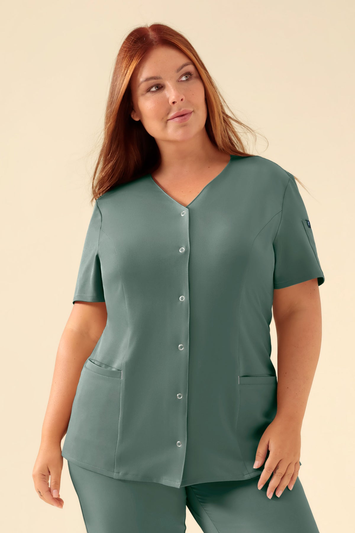 KAERE tuniek dames - drukknoopsluiting donkergroen, Voorzijde view Het model is 173 cm lang en draagt maat XL
