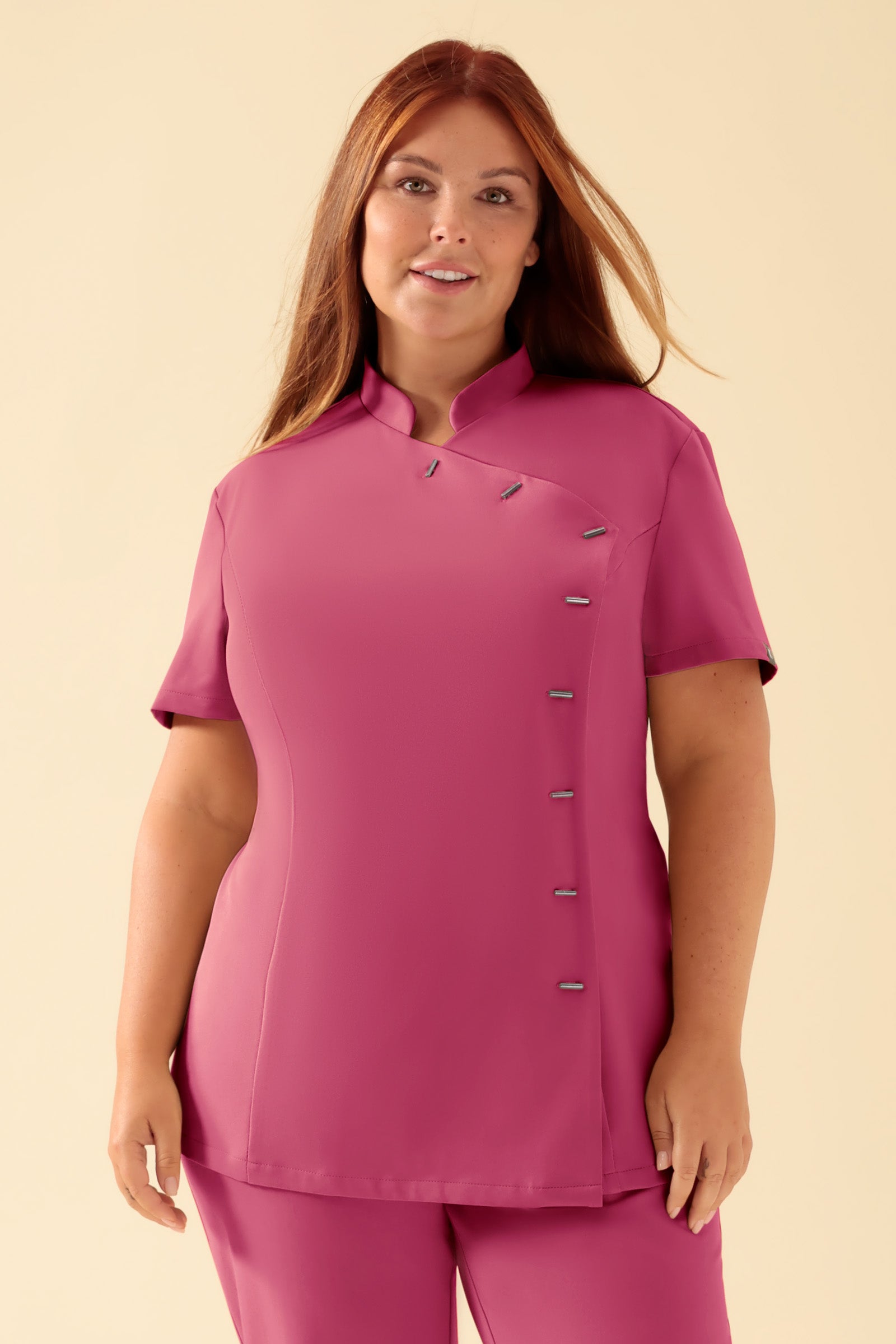 KAERE tuniek dames - asymetrische knoopsluiting oud rose, Voorzijde view Het model is 173 cm lang en draagt maat XL