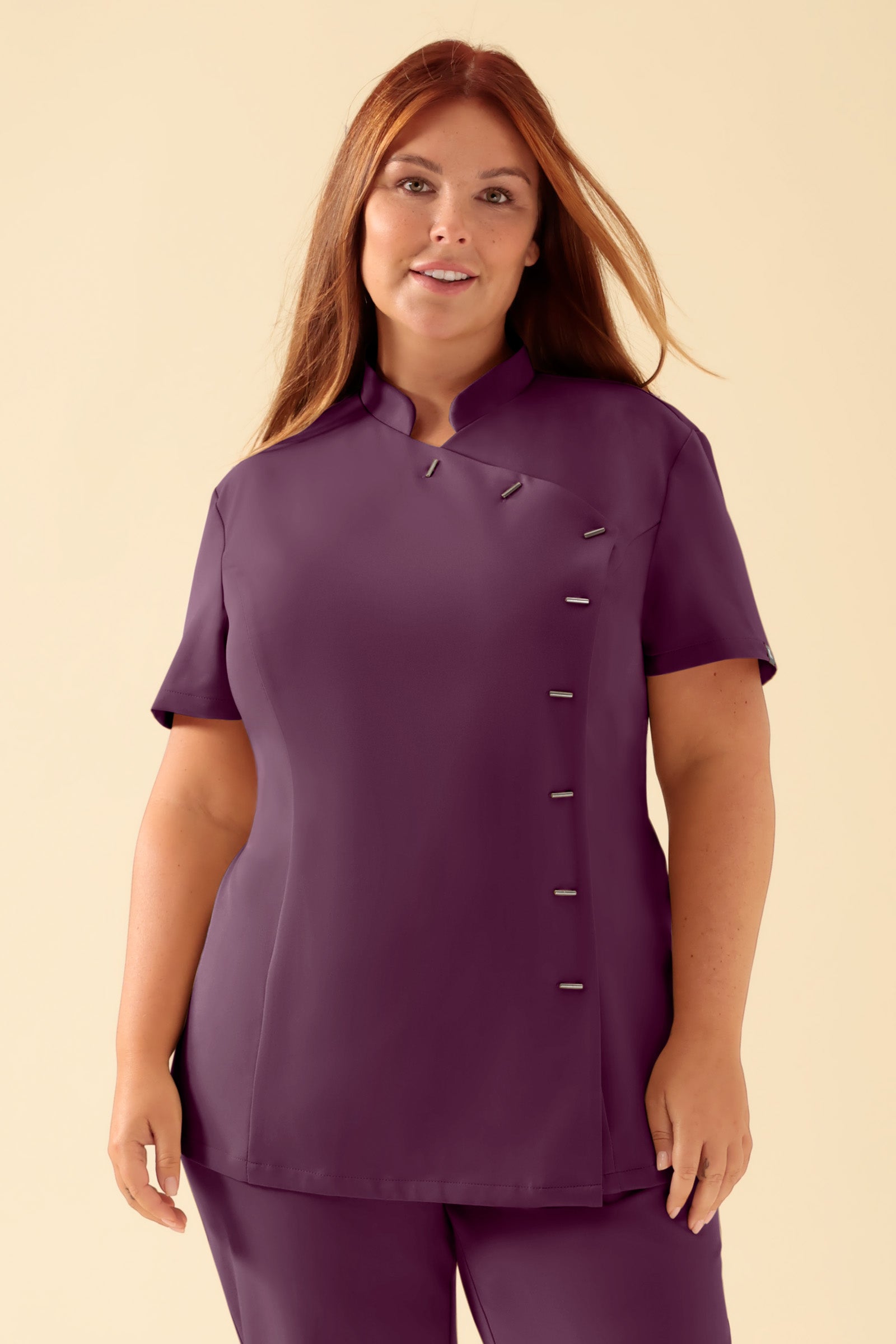 KAERE tuniek dames - asymetrische knoopsluiting pruimen, Voorzijde view Het model is 173 cm lang en draagt maat XL