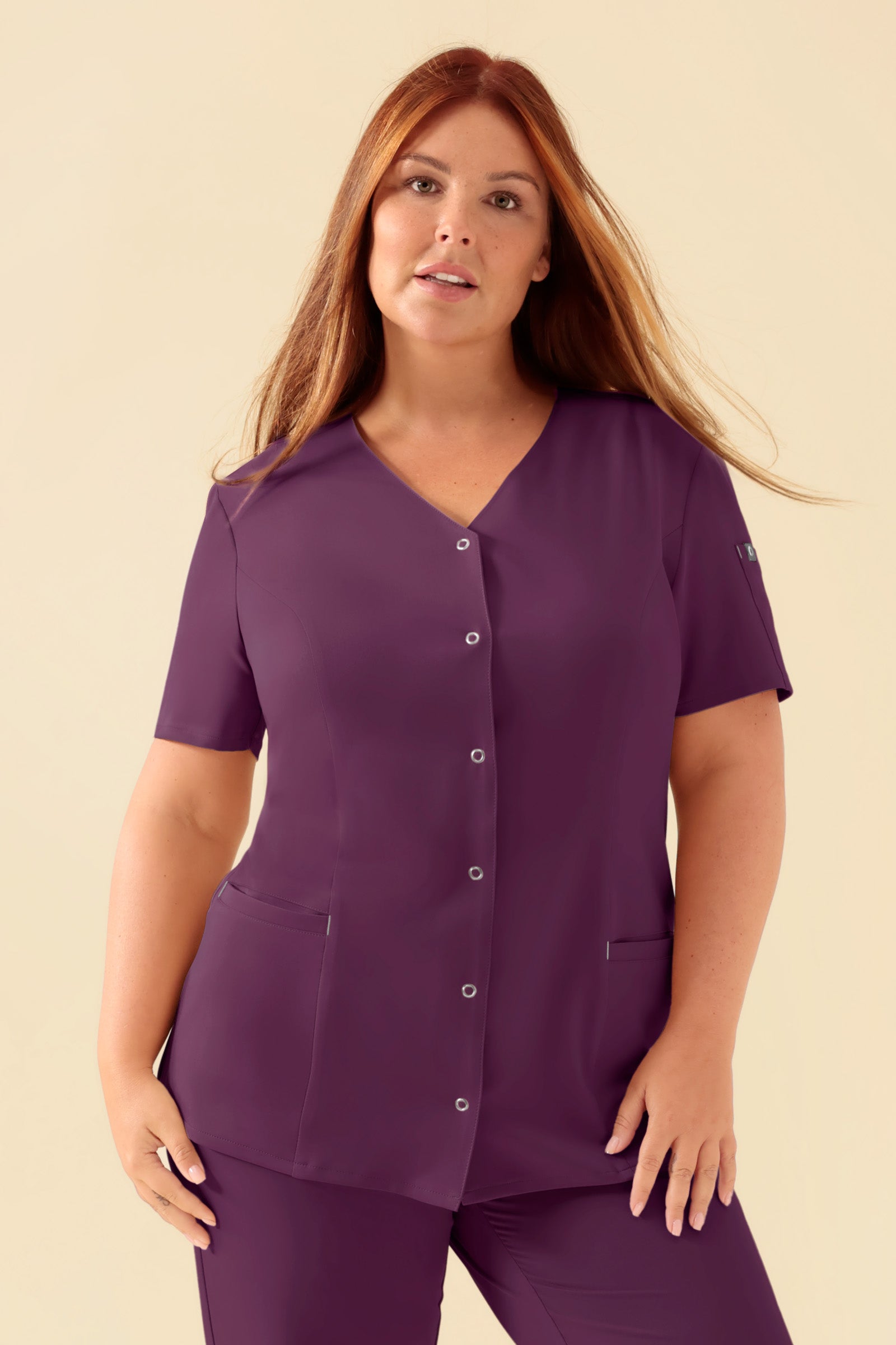 KAERE tuniek dames - drukknoopsluiting pruimen, Voorzijde view Het model is 173 cm lang en draagt maat XL