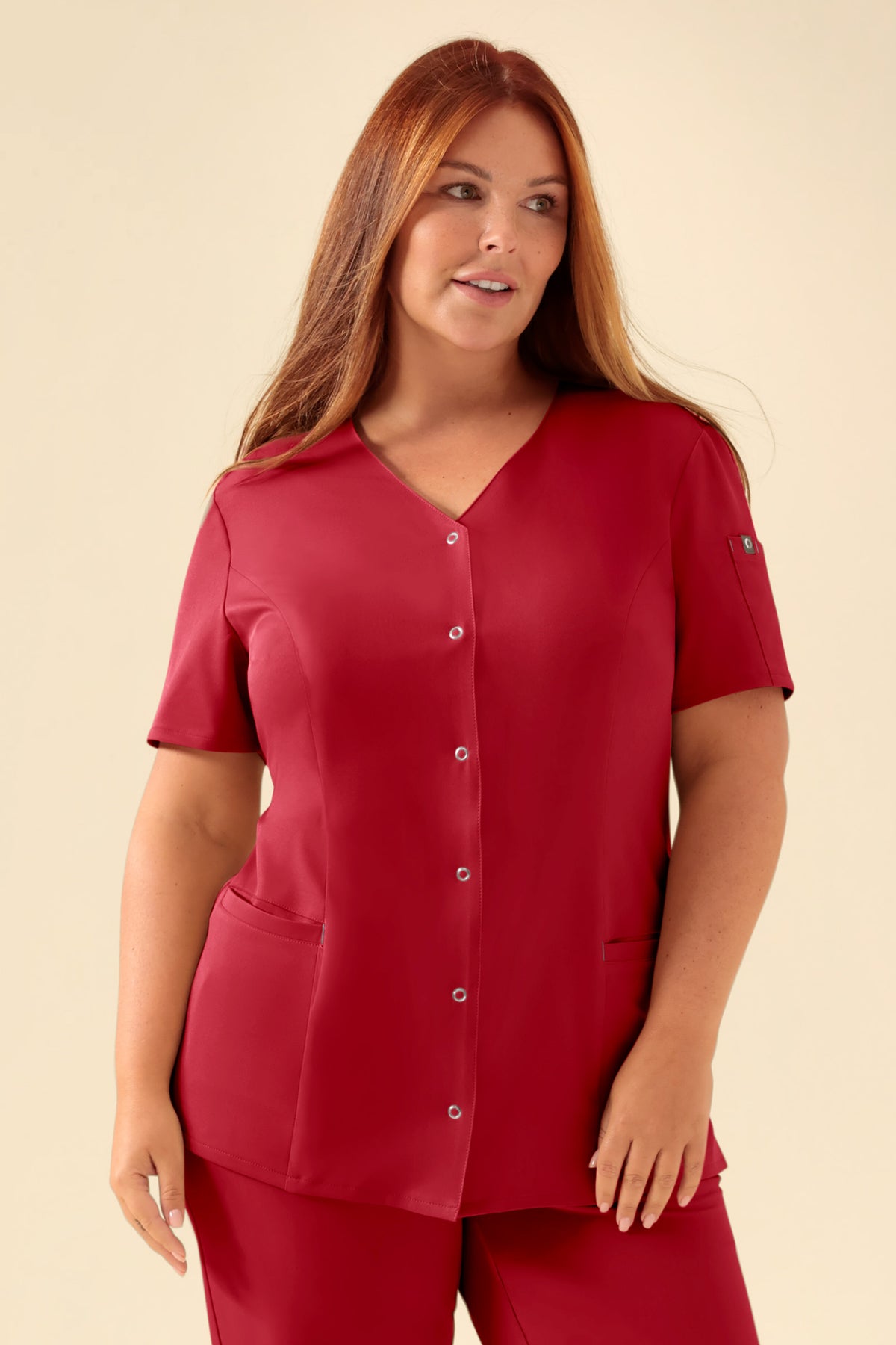 KAERE tuniek dames - drukknoopsluiting rood, Voorzijde view Het model is 173 cm lang en draagt maat XL