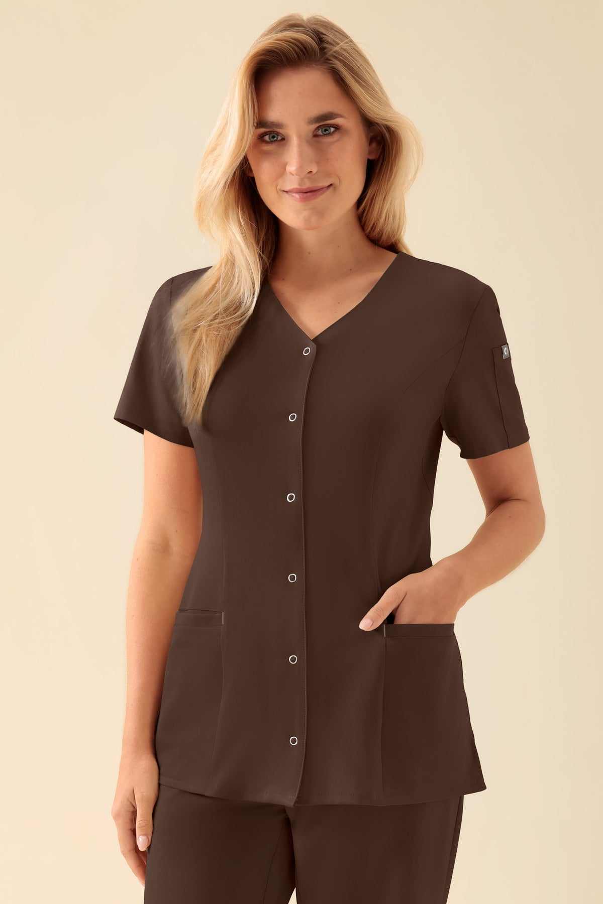 KAERE tuniek dames - drukknoopsluiting coffee, Voorzijde view Het model is 177 cm lang en draagt maat S