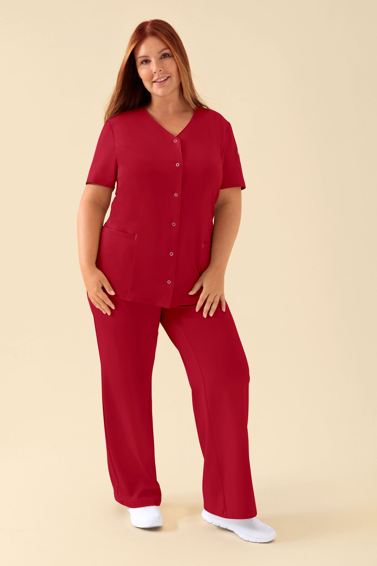 KAERE tuniek dames - drukknoopsluiting rood, Voorzijde view Het model is 173 cm lang en draagt maat XL