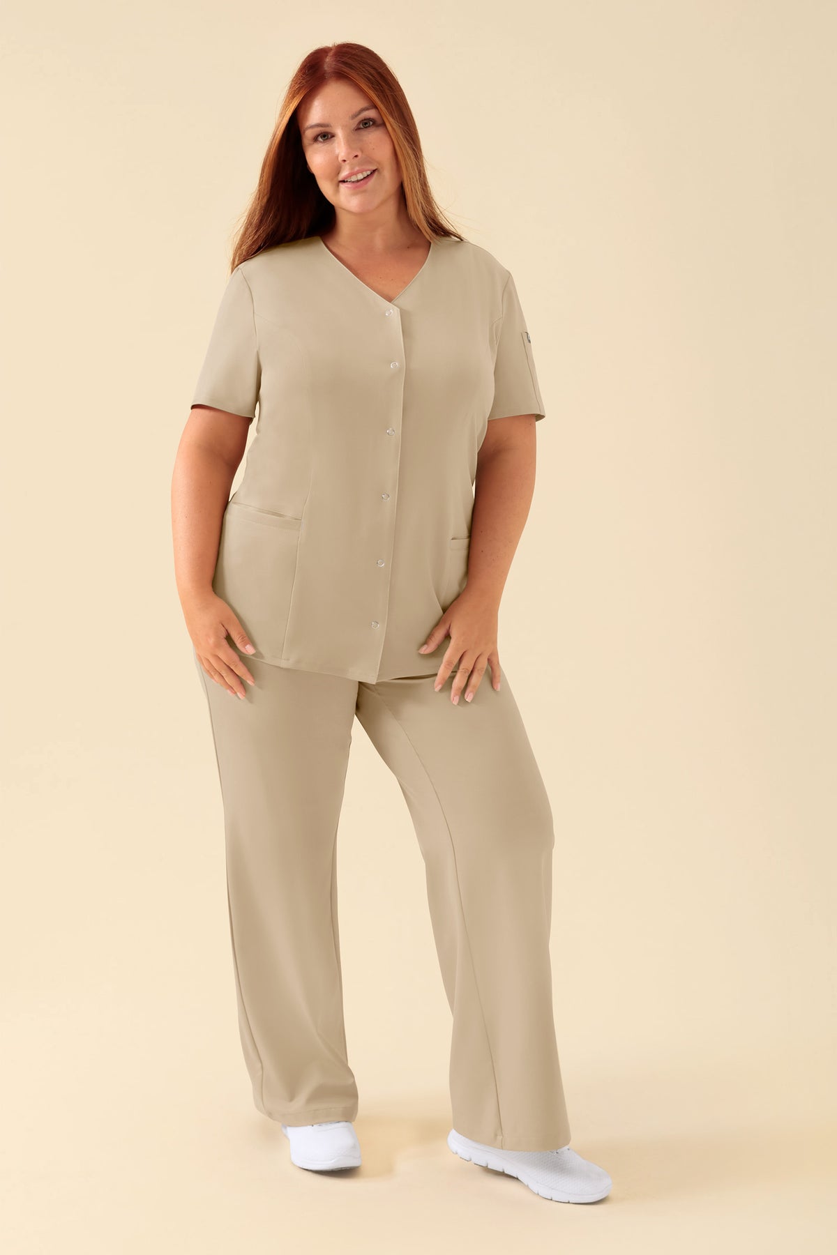 KAERE tuniek dames - drukknoopsluiting zand, Voorzijde view Het model is 173 cm lang en draagt maat XL