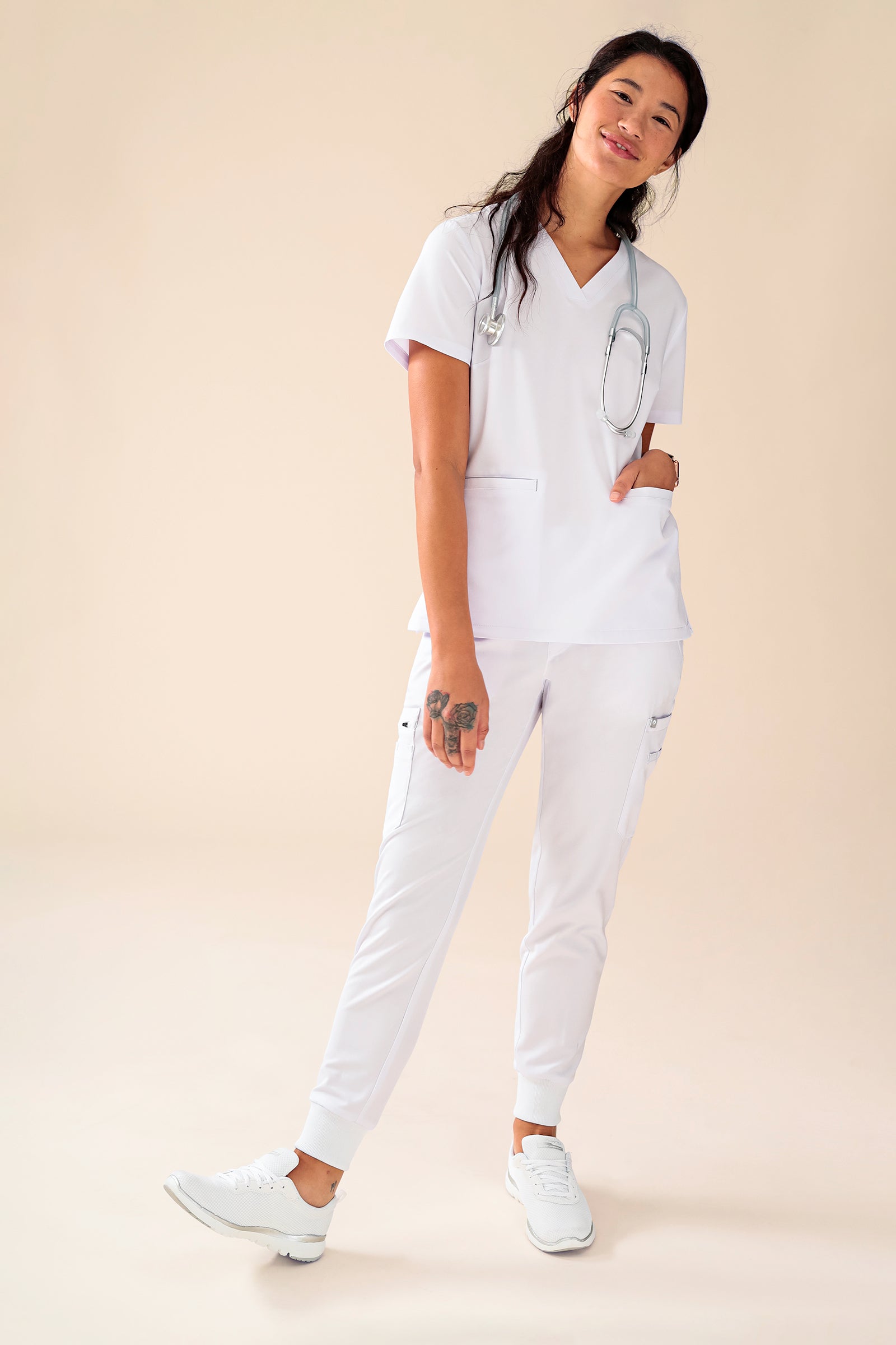 KAERE broek dames - zoom met elastische boord en beenzak wit, Voorzijde view Het model is 174 cm lang en draagt maat S