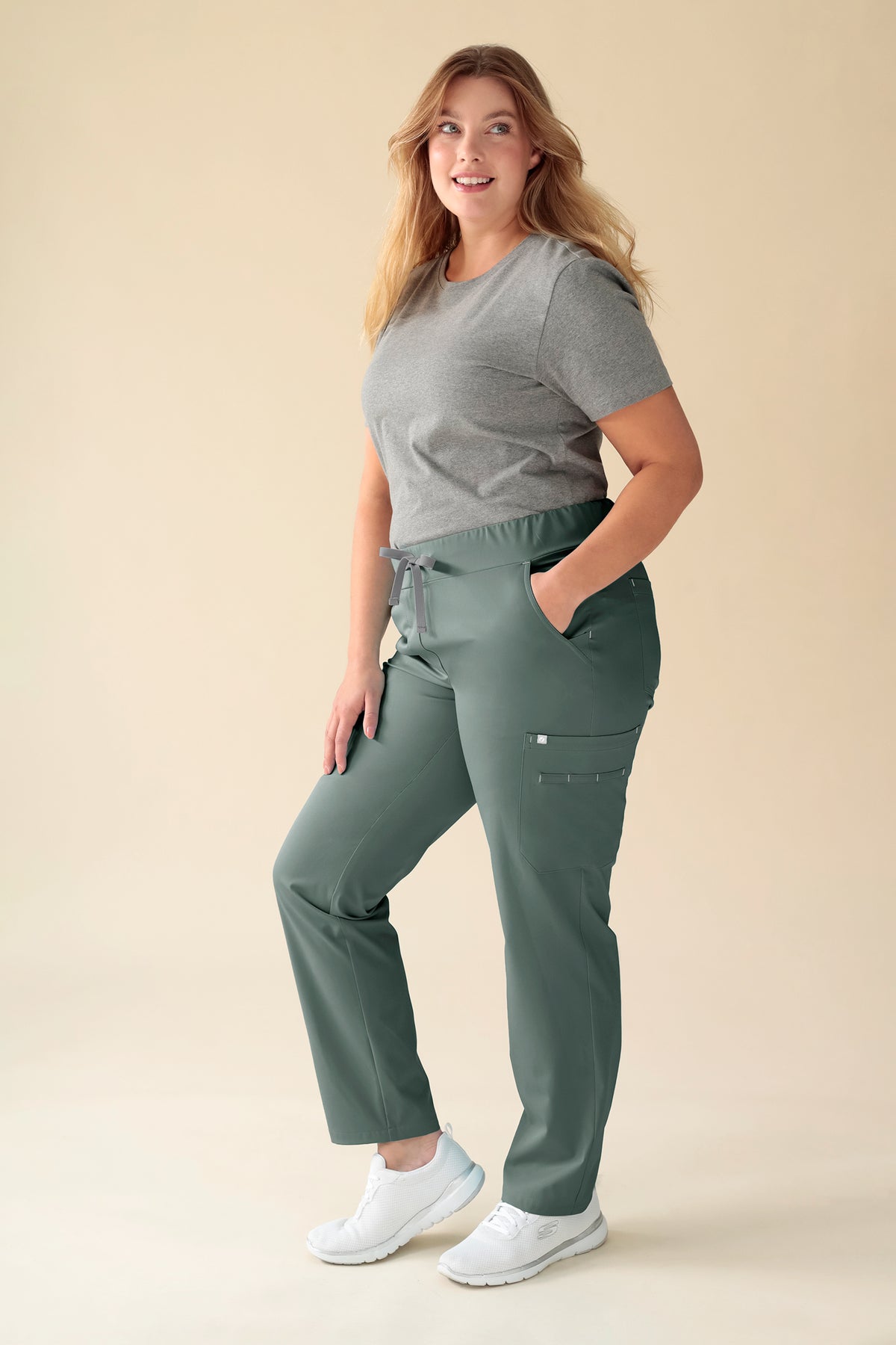 KAERE broek dames - met beenzak donkergroen, Voorzijde view Het model is 174 cm lang en draagt maat XL