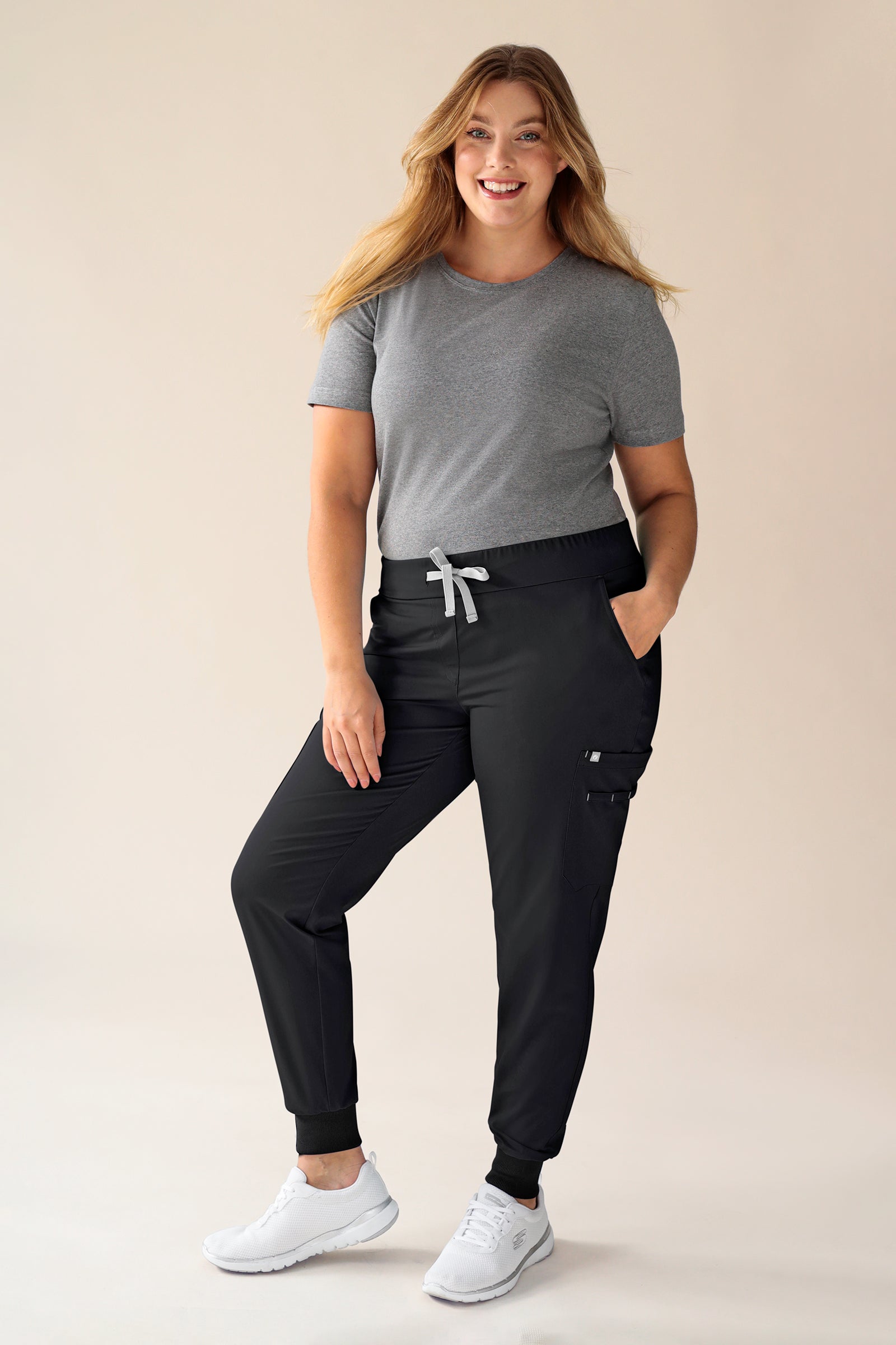 KAERE broek dames - zoom met elastische boord en beenzak zwart, Voorzijde view Het model is 174 cm lang en draagt maat XL