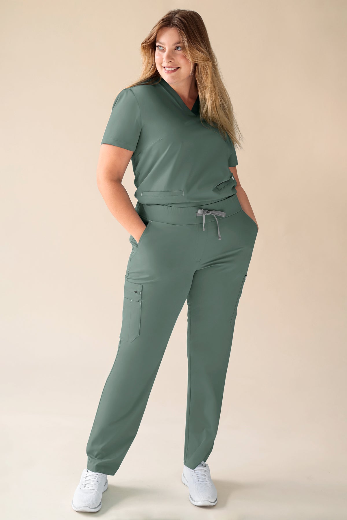 KAERE oversteektuniek dames - V-hals donkergroen, Voorzijde view Het model is 174 cm lang en draagt maat XL