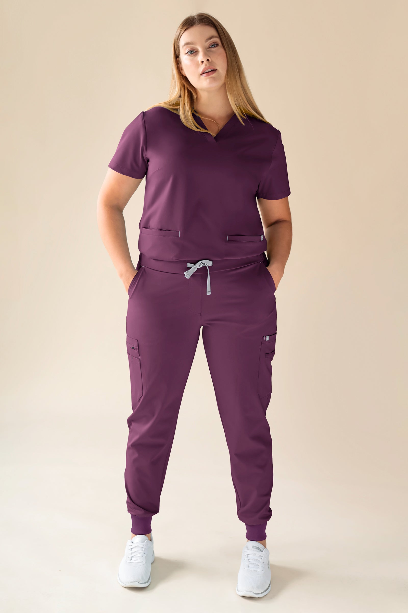 KAERE oversteektuniek dames - V-hals pruimen, Voorzijde view Het model is 174 cm lang en draagt maat XL