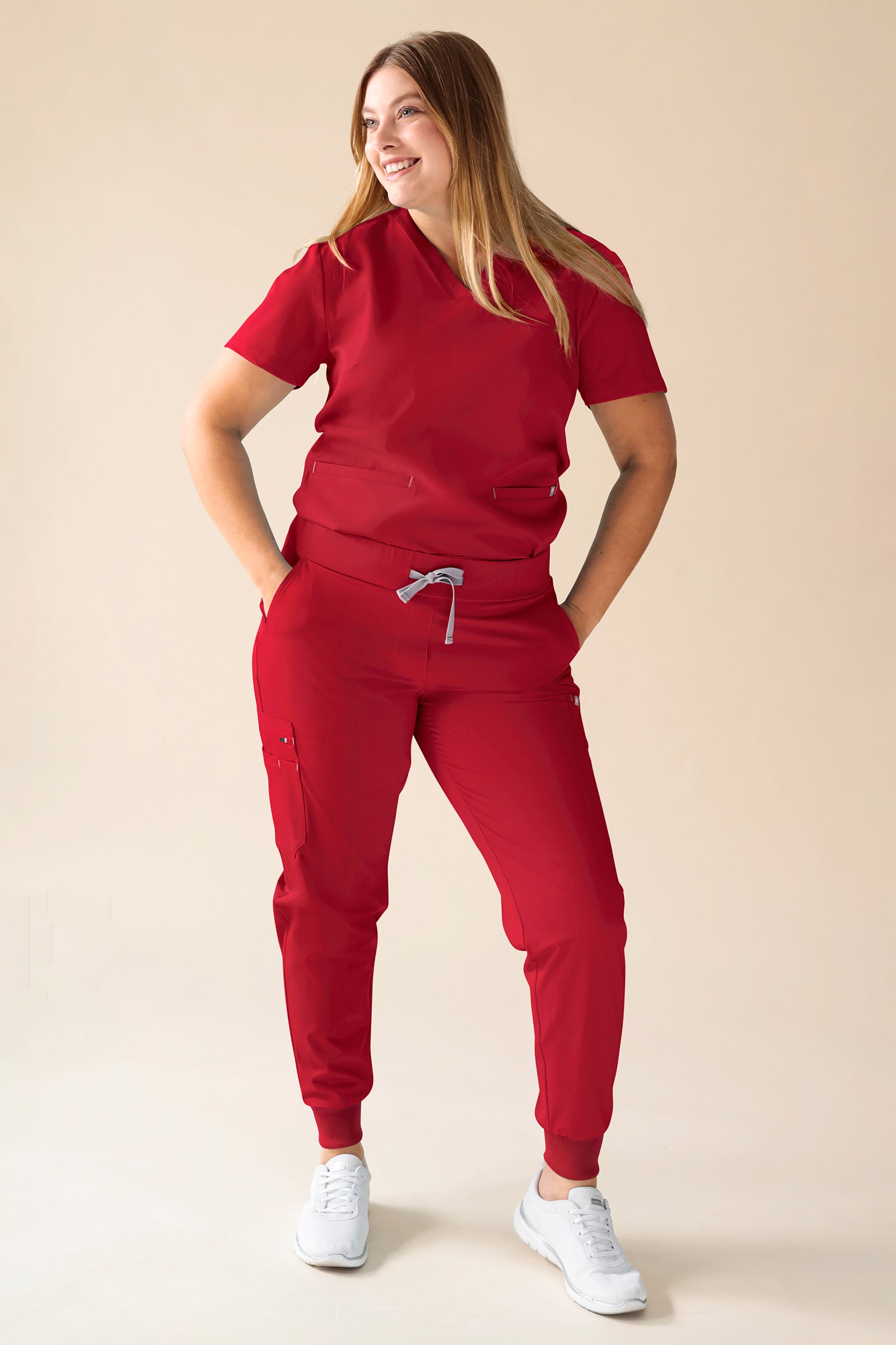 KAERE oversteektuniek dames - V-hals rood, Voorzijde view Het model is 174 cm lang en draagt maat XL