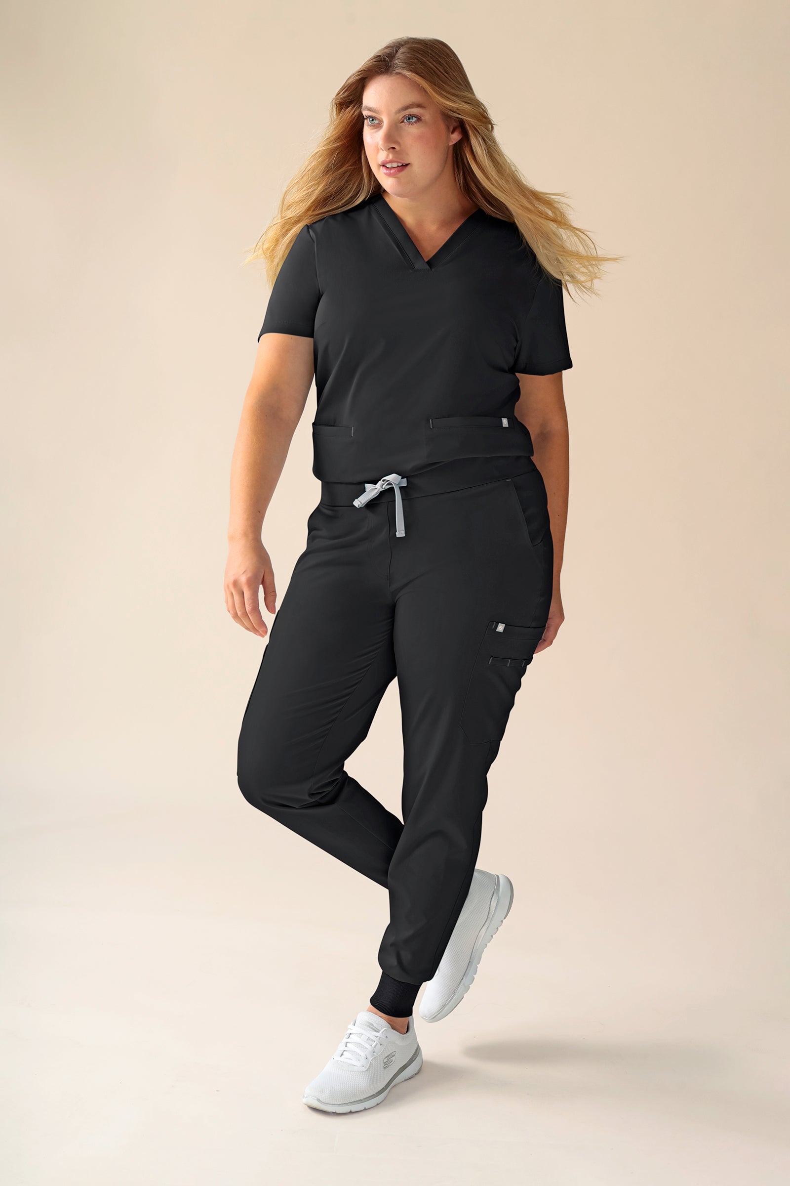 KAERE oversteektuniek dames - V-hals zwart, Voorzijde view Het model is 174 cm lang en draagt maat XL