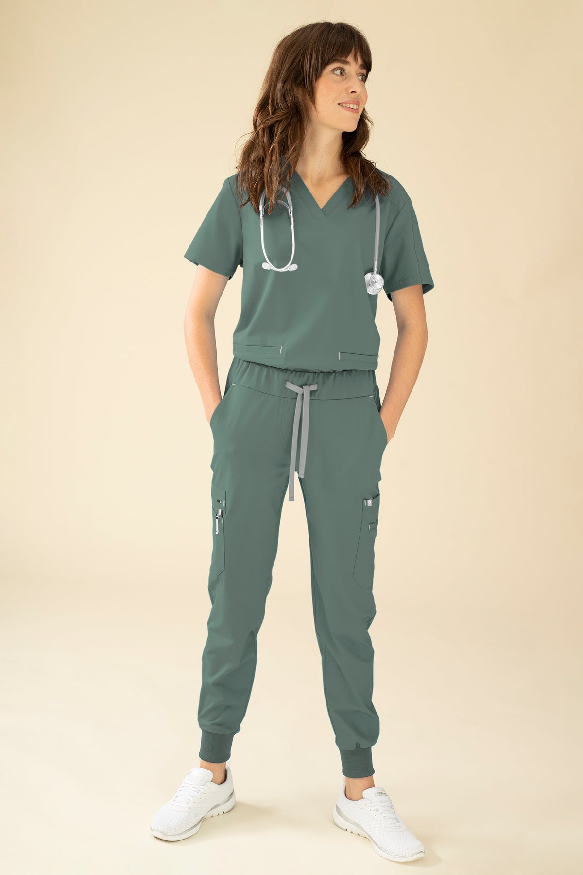 KAERE broek dames - zoom met elastische boord en beenzak donkergroen, Voorzijde view Het model is 175 cm lang en draagt maat S
