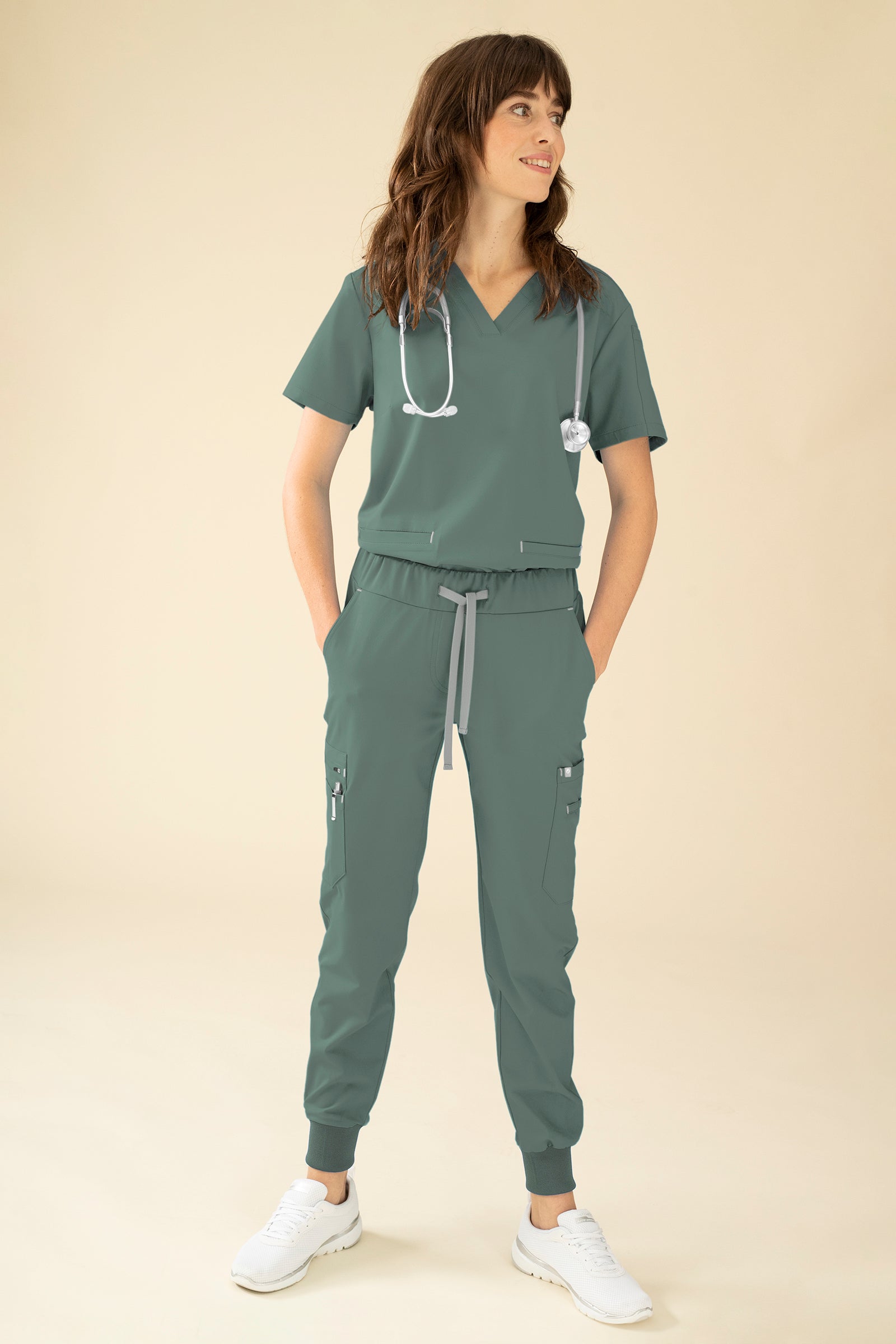 KAERE broek dames - zoom met elastische boord en beenzak donkergroen, Voorzijde view Het model is 175 cm lang en draagt maat S