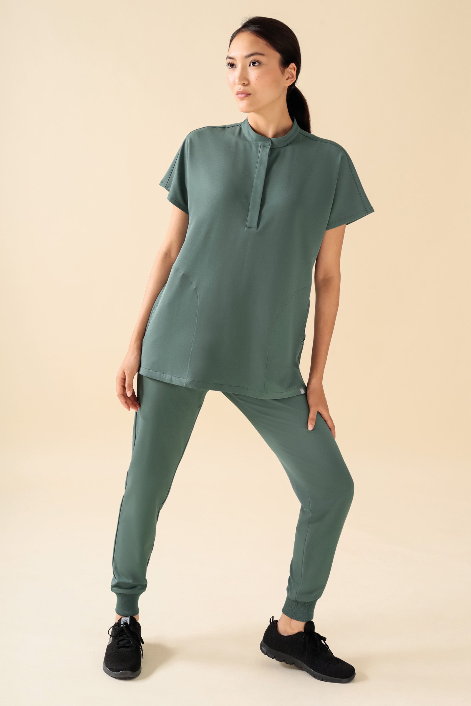 KAERE broek dames - zoom met elastische boord zonder beenzak donkergroen, Voorzijde view Het model is 175 cm lang en draagt maat S