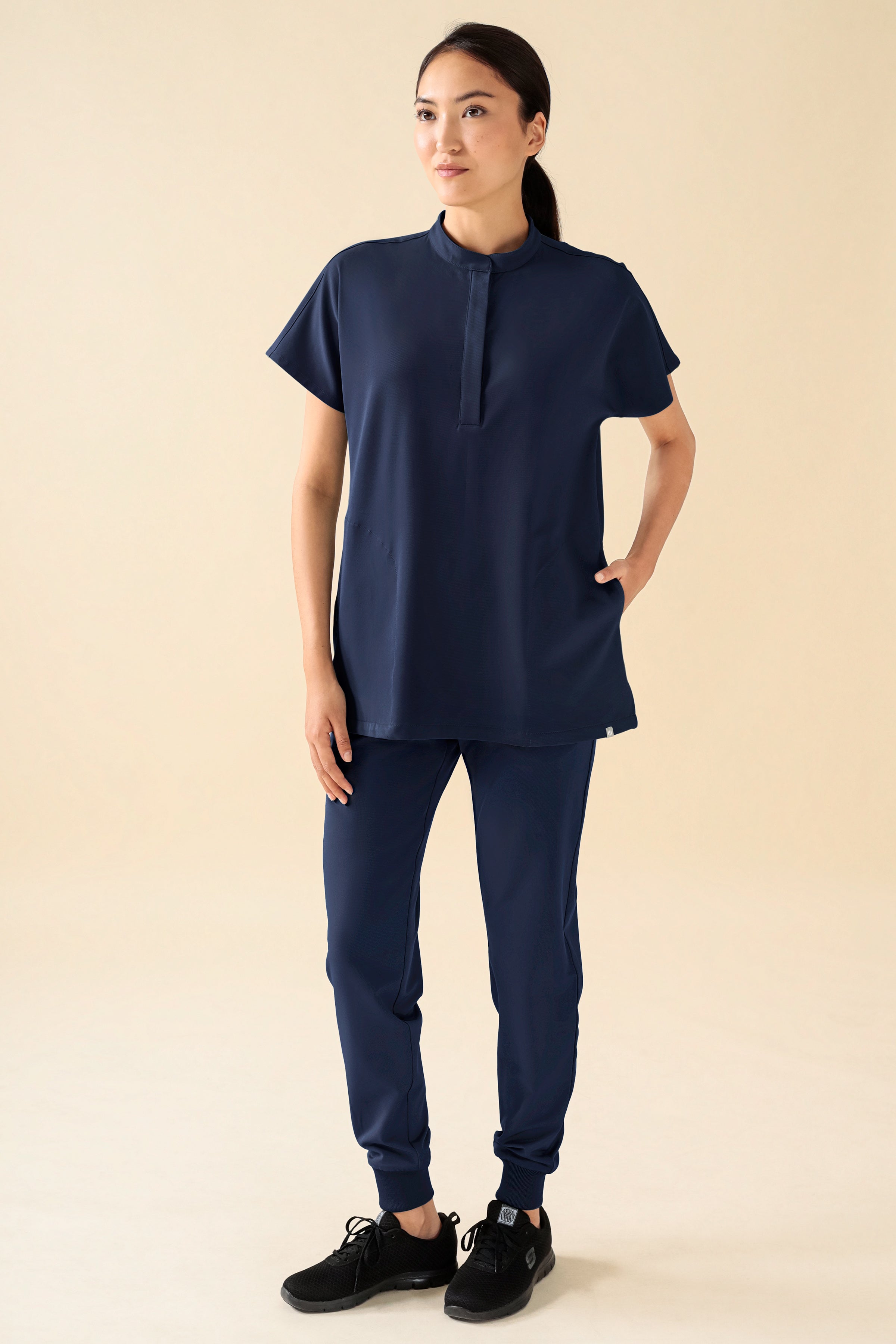 KAERE broek dames - zoom met elastische boord zonder beenzak navy, Voorzijde view Het model is 175 cm lang en draagt maat S