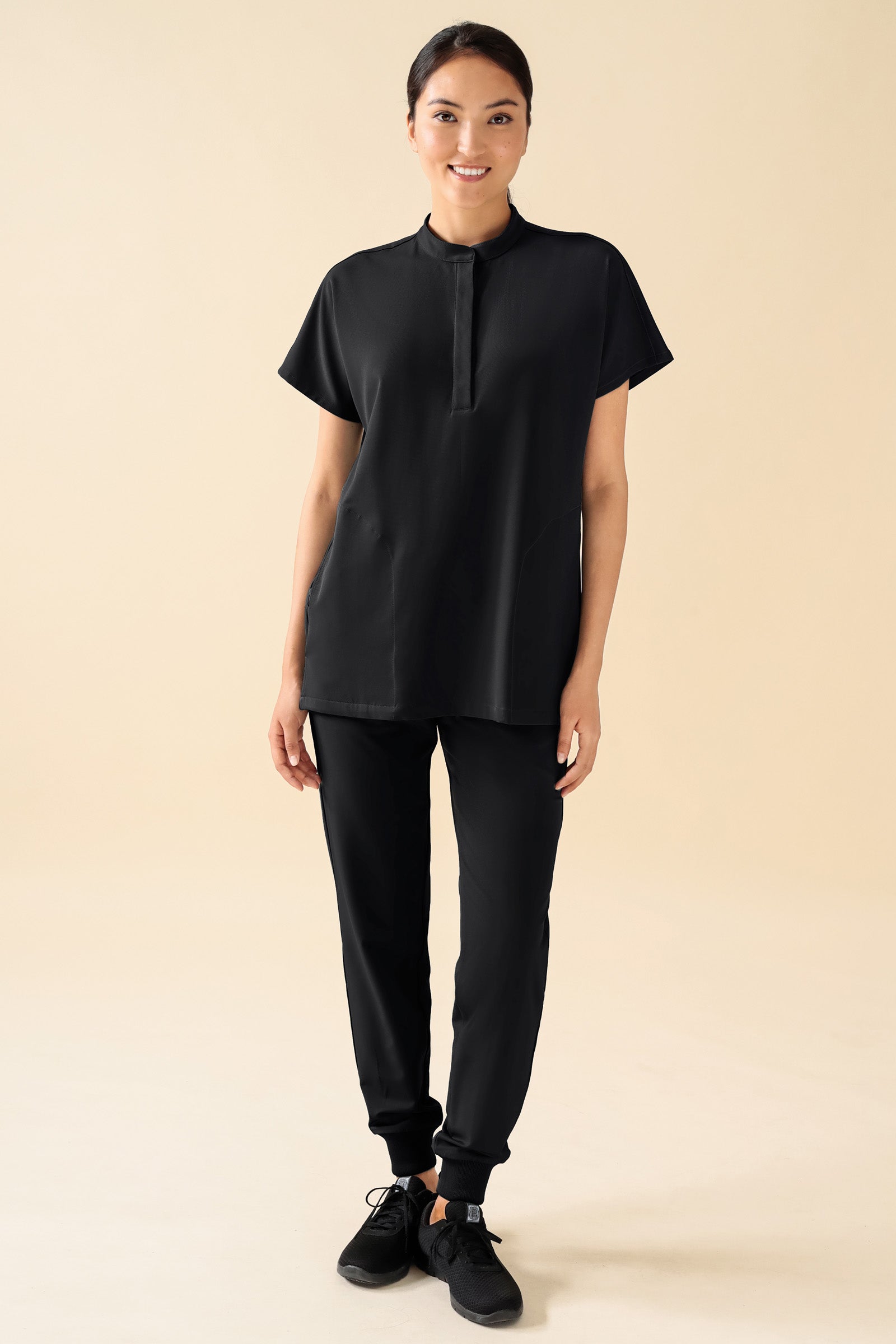 KAERE broek dames - zoom met elastische boord zonder beenzak zwart, Voorzijde view Het model is 175 cm lang en draagt maat S