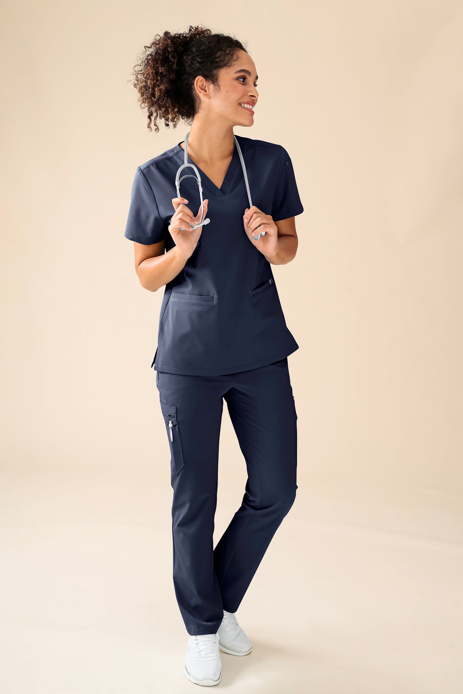 KAERE oversteektuniek dames - V-hals navy, Voorzijde view Het model is 176 cm lang en draagt maat S