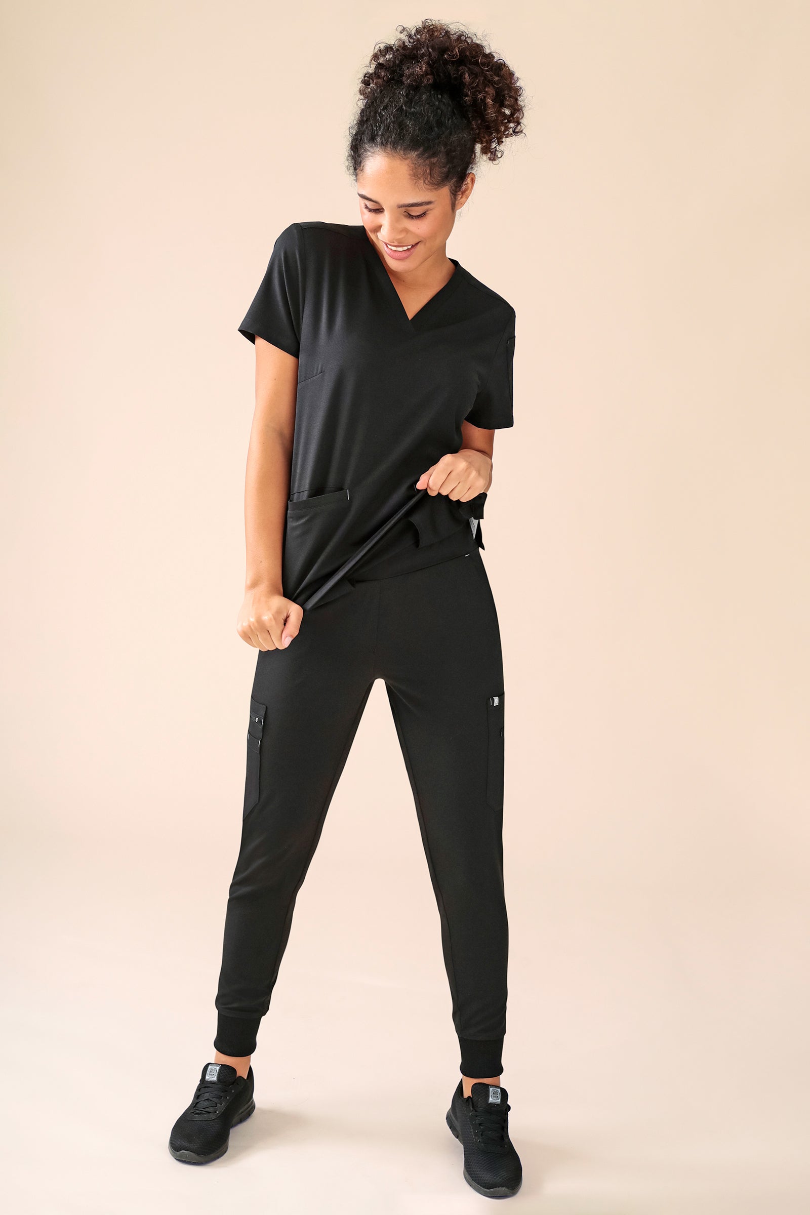 KAERE oversteektuniek dames - V-hals zwart, Voorzijde view Het model is 176 cm lang en draagt maat S