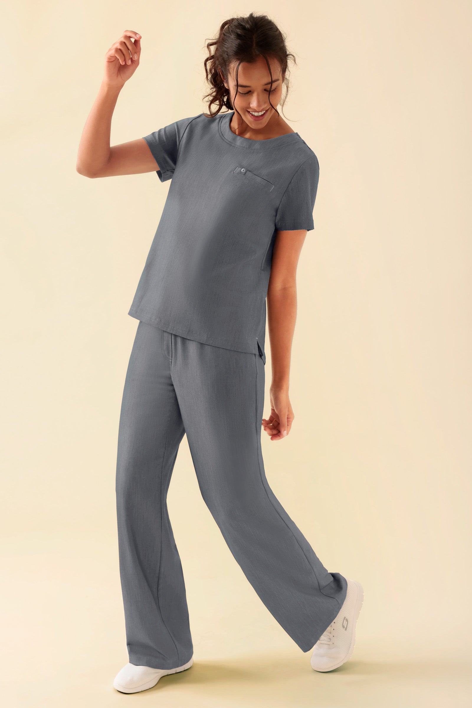 KAERE shirt dames - ronde hals grijs melange, Voorzijde view Het model is 176 cm lang en draagt maat S
