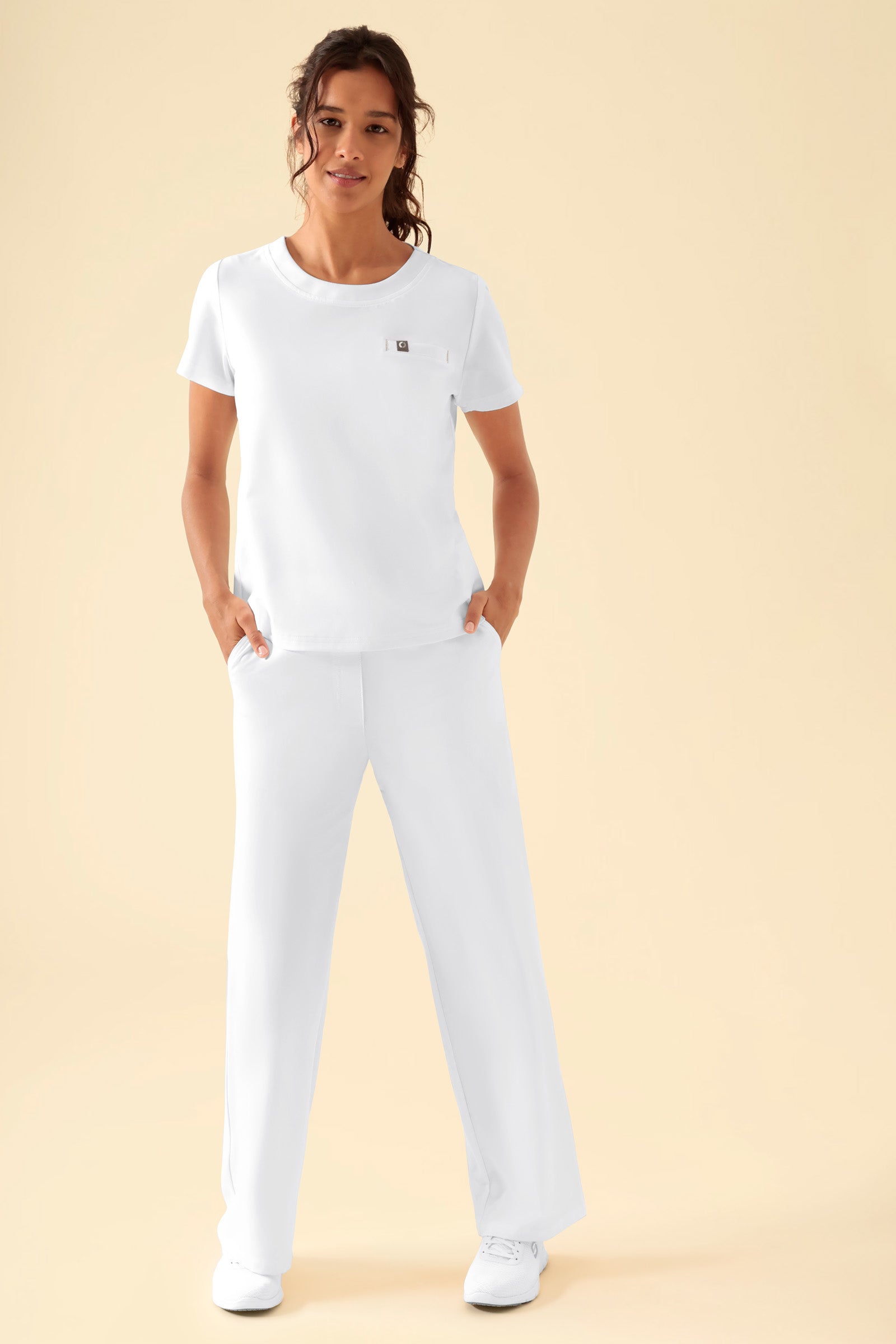 KAERE shirt dames - ronde hals wit, Voorzijde view Het model is 176 cm lang en draagt maat S