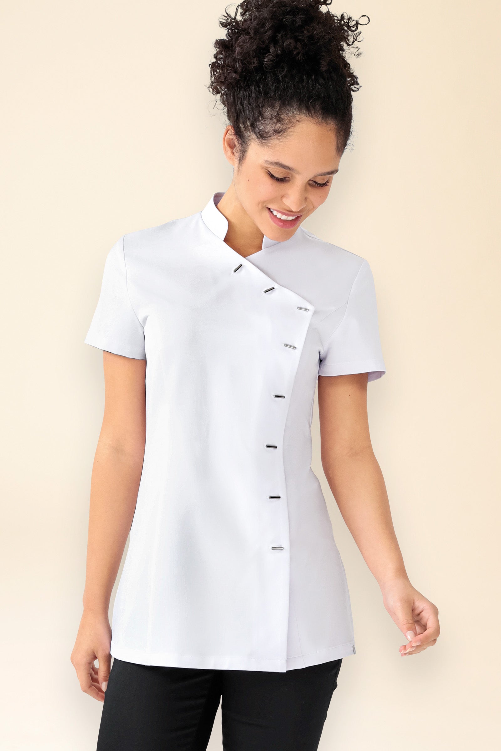 KAERE tuniek dames - asymetrische knoopsluiting wit, Voorzijde view Het model is 176 cm lang en draagt maat S