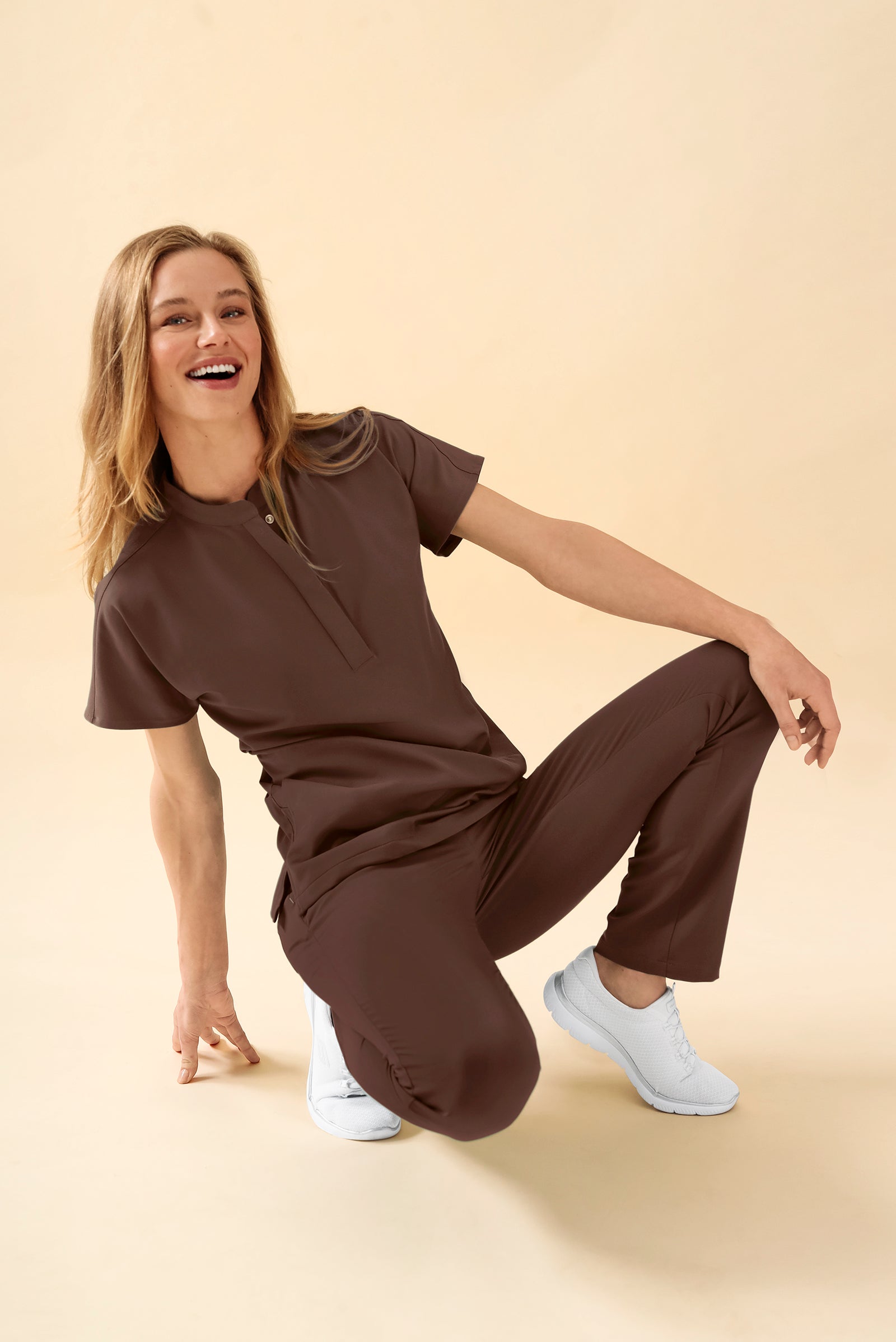 KAERE dames oversteektuniek - opstaande kraag coffee, Voorzijde view Het model is 177 cm lang en draagt maat S