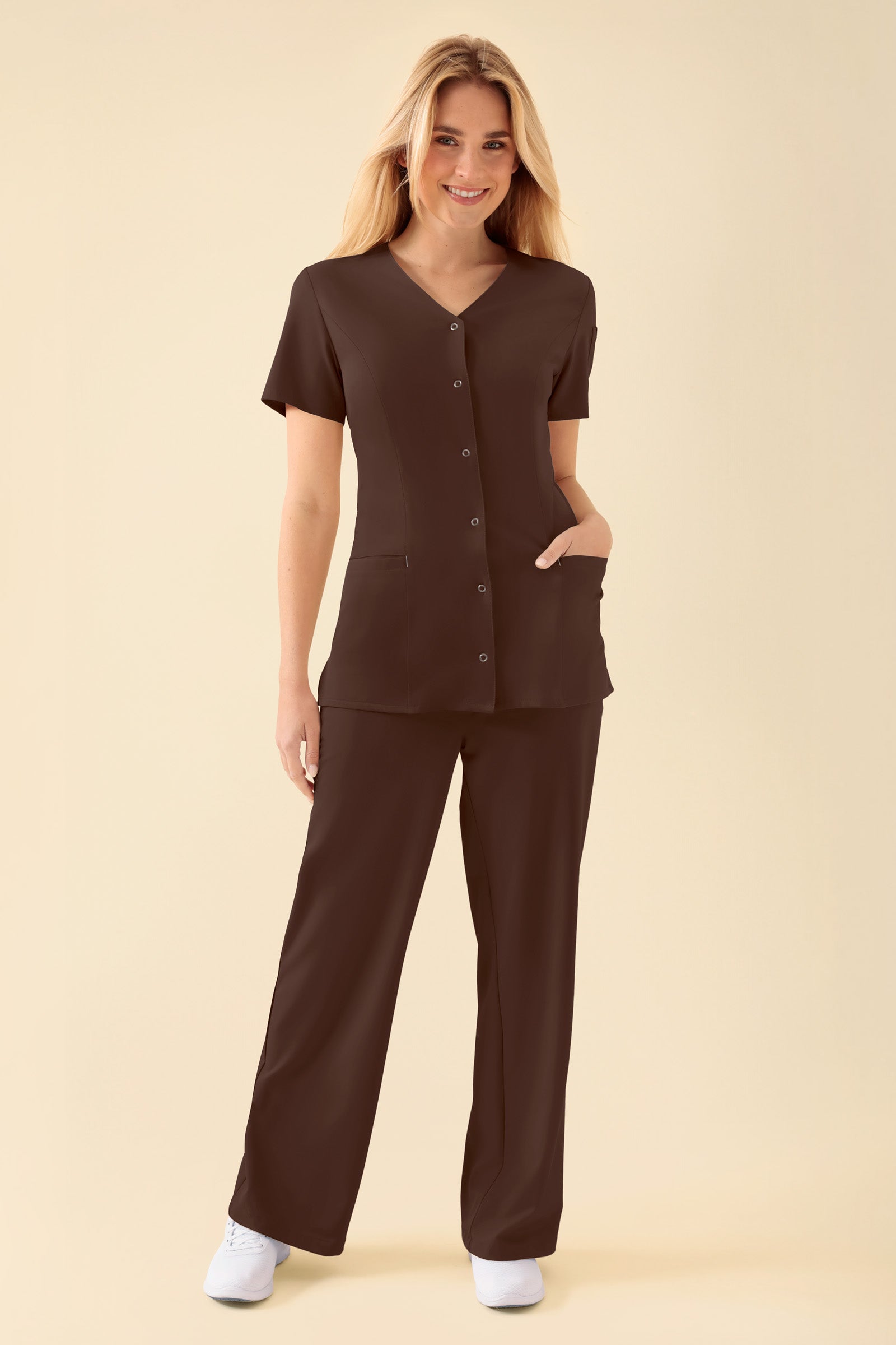 KAERE tuniek dames - drukknoopsluiting coffee, Voorzijde view Het model is 177 cm lang en draagt maat S
