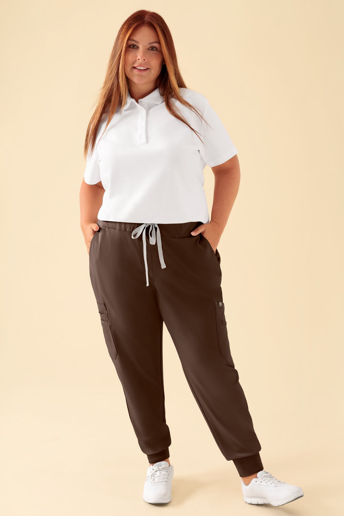 KAERE broek dames - zoom met elastische boord en beenzak coffee, Voorzijde view Het model is 173 cm lang en draagt maat XL