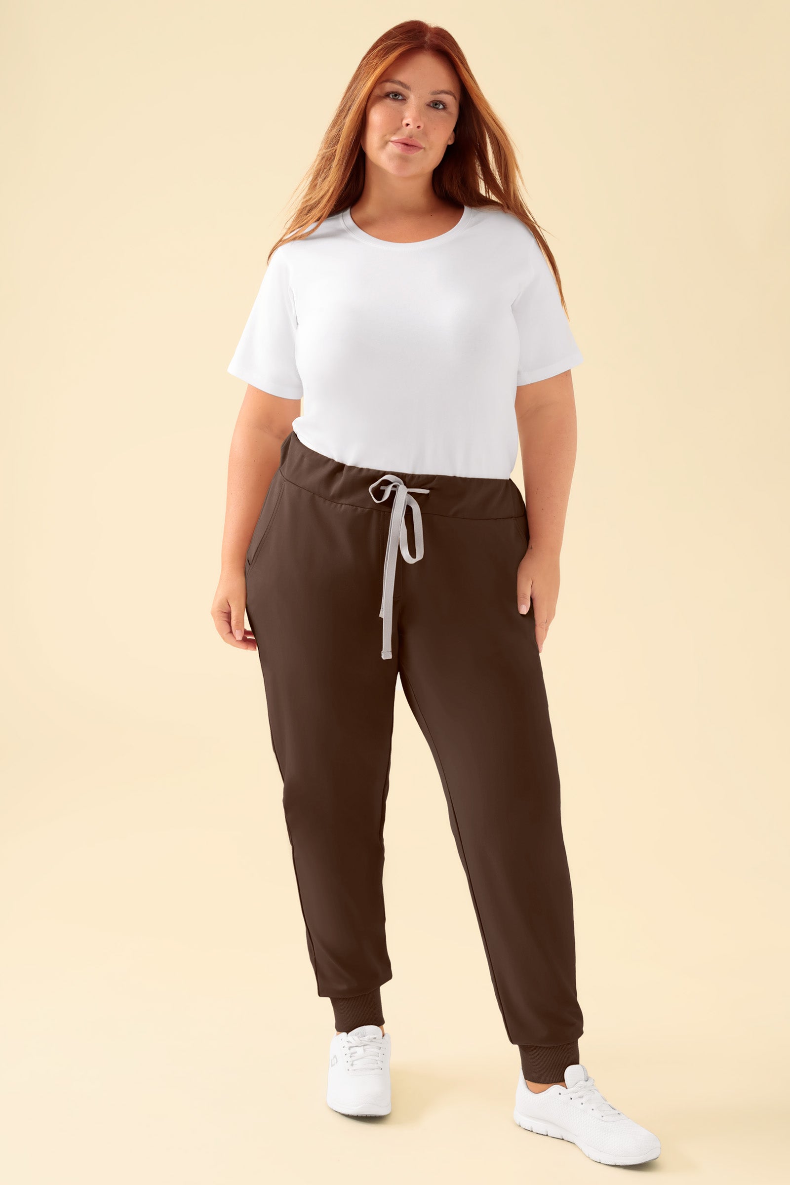 KAERE broek dames - zoom met elastische boord zonder beenzak coffee, Voorzijde view Het model is 173 cm lang en draagt maat XL