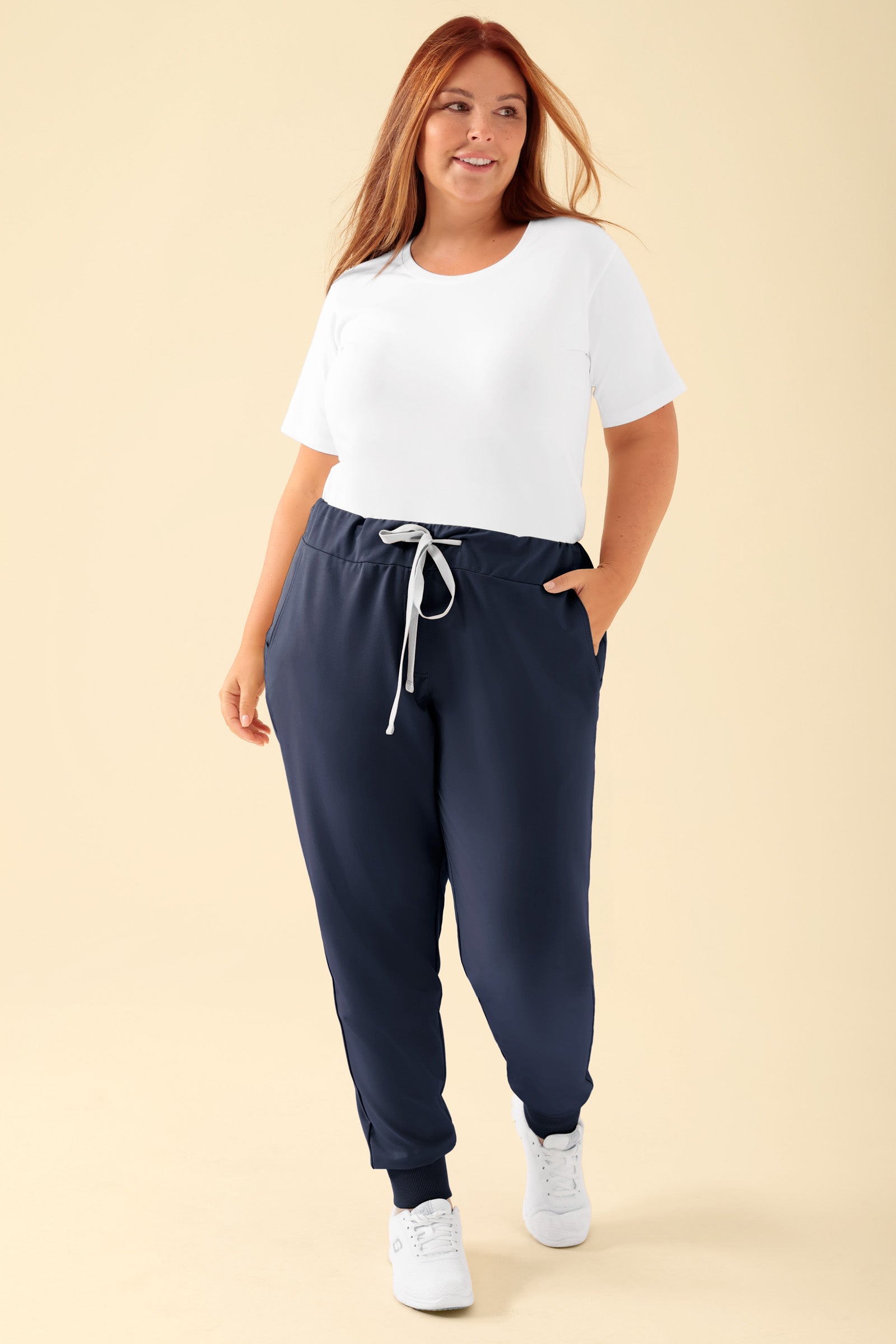 KAERE broek dames - zoom met elastische boord zonder beenzak navy, Voorzijde view Het model is 173 cm lang en draagt maat XL