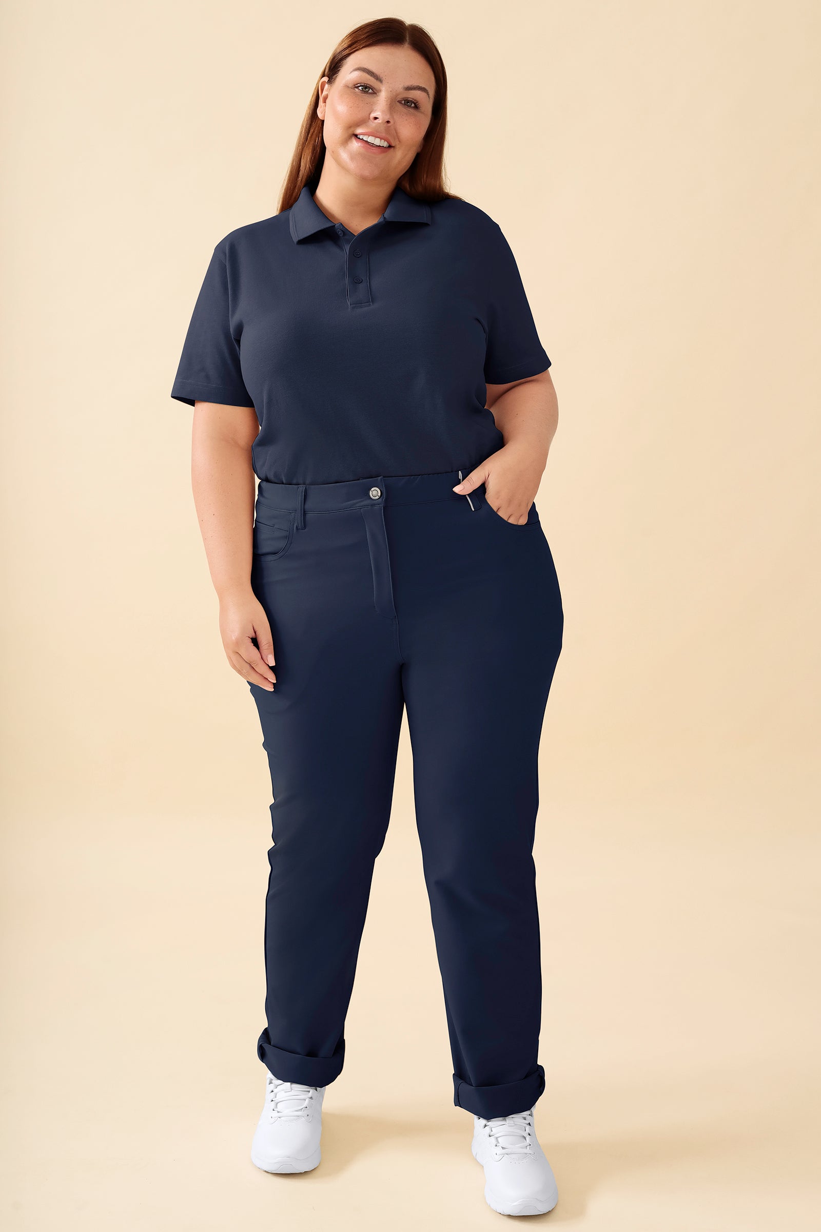 KAERE Damesbroek - 5-pocket navy, Voorzijde view Het model is 173 cm lang en draagt maat XL