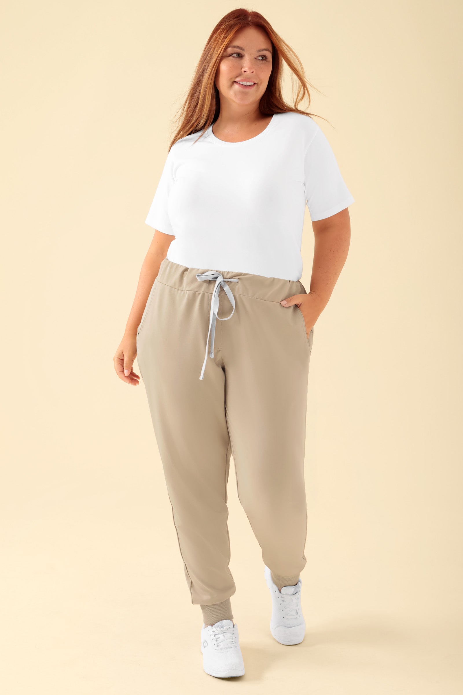 KAERE broek dames - zoom met elastische boord zonder beenzak zand, Voorzijde view Het model is 173 cm lang en draagt maat XL