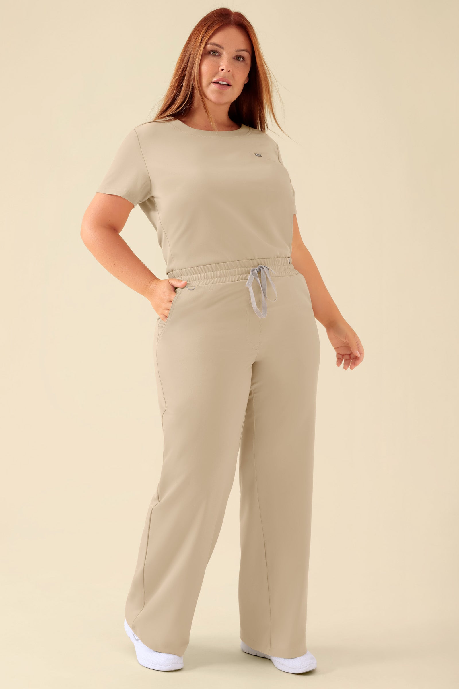 KAERE broek dames - wijd been zand, Voorzijde view Het model is 173 cm lang en draagt maat XL