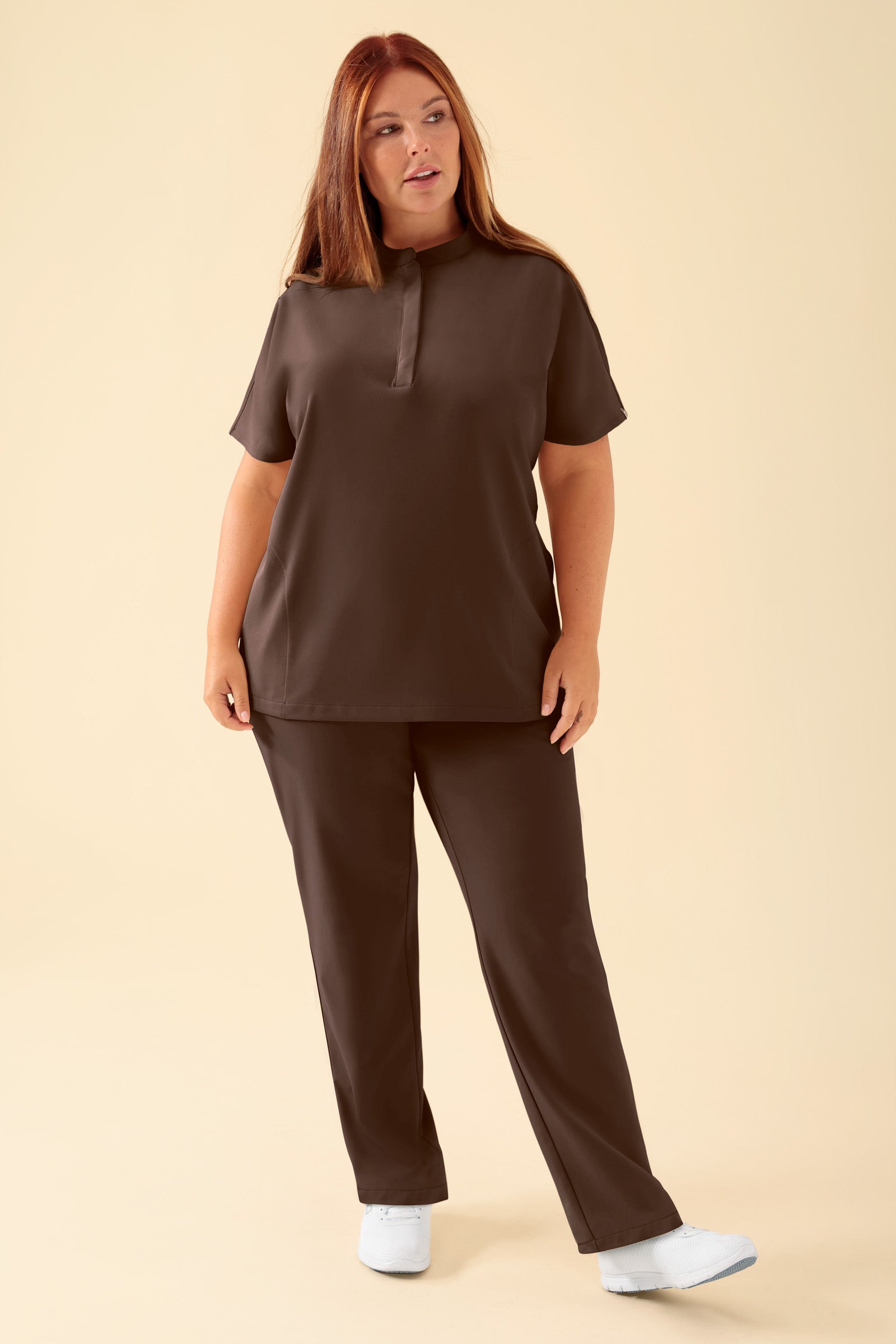 KAERE dames oversteektuniek - opstaande kraag coffee, Voorzijde view Het model is 173 cm lang en draagt maat XL